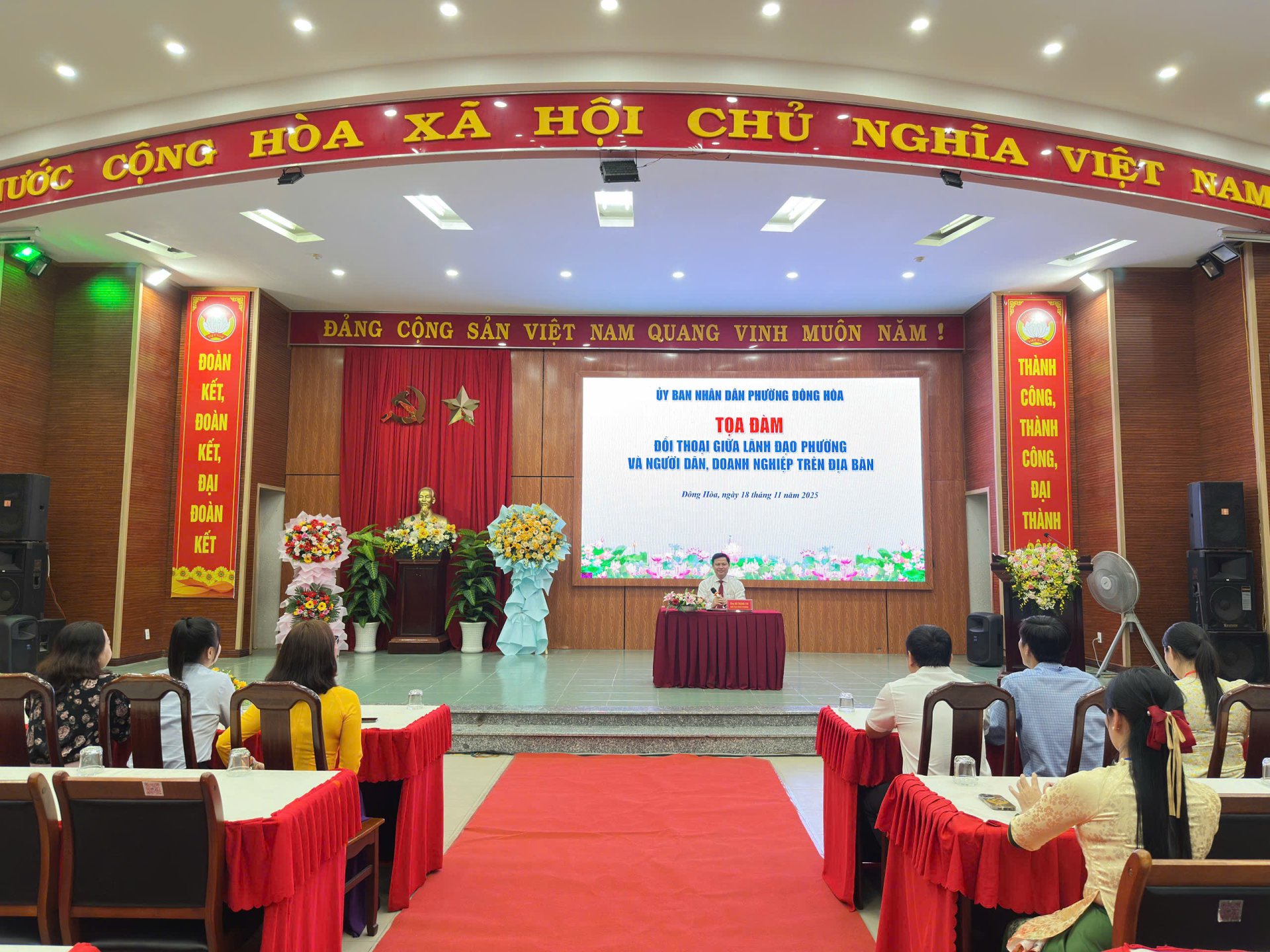 Lãnh đạo phường Đông Hòa gặp gỡ, lắng nghe và trao đổi với người dân, doanh nghiệp