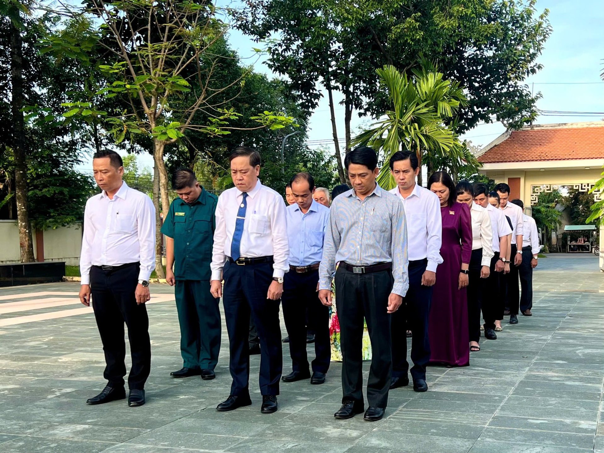 ĐOÀN LÃNH ĐẠO ĐẢNG ỦY, HĐND, UBND, ỦY BAN MTTQ XÃ BÌNH MỸ VIẾNG ĐỀN TƯỞNG NIỆM ANH HÙNG LIỆT SĨ VÀ CÁC NHÀ BIA, KHU TƯỞNG NIỆM TRÊN ĐỊA BÀN XÃ