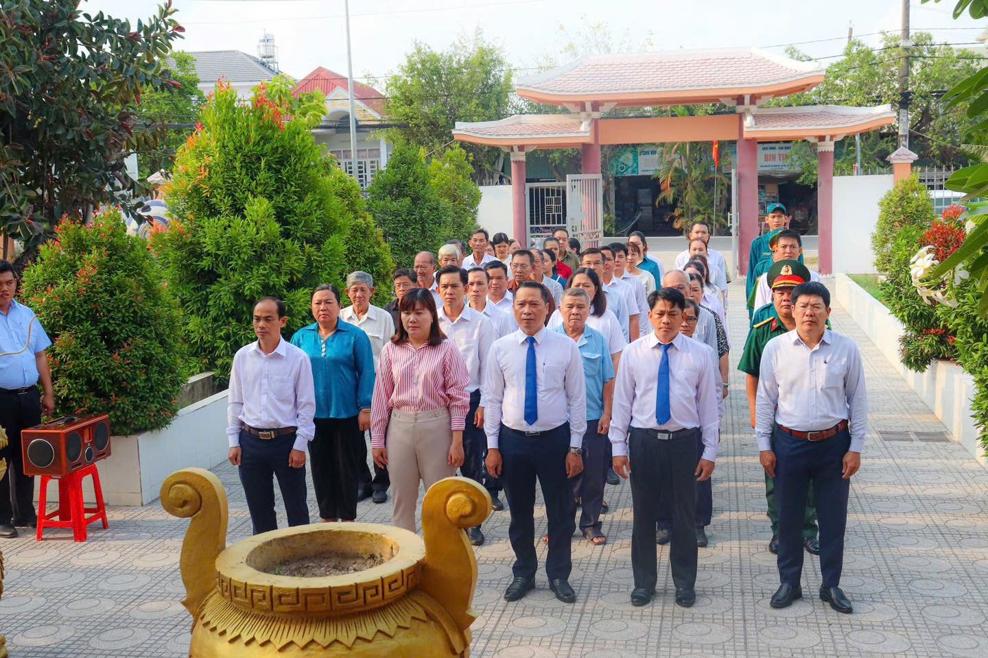 XÃ BÌNH MỸ TỔ CHỨC LỄ DÂNG HƯƠNG, DÂNG HOA TƯỞNG NIỆM CÁC ANH HÙNG LIỆT SĨ NHÂN KỶ NIỆM 51 NĂM NGÀY GIẢI PHÓNG MIỀN NAM, THỐNG NHẤT ĐẤT NƯỚ