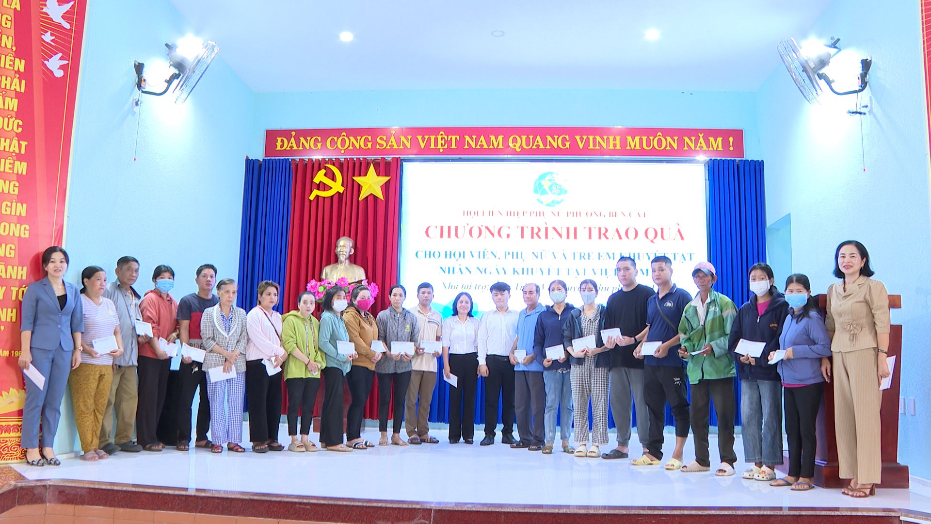 Hội LHPN phường Bến Cát trao quà cho hội viên, phụ nữ và trẻ em khuyết tật