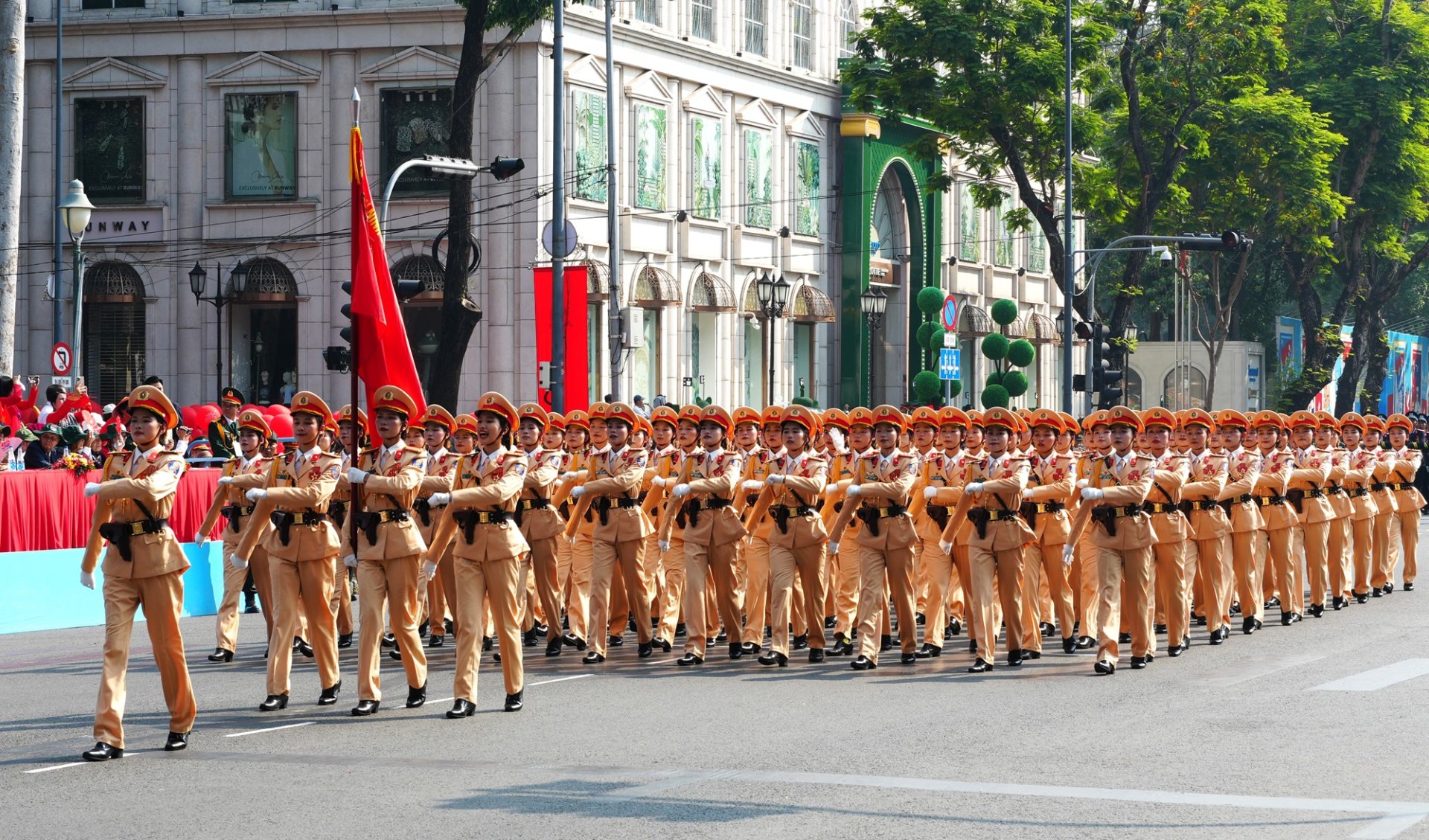 Nữ chiến sỹ luyện tập diễu binh diễu hành dưới nắng nóng gay gắt