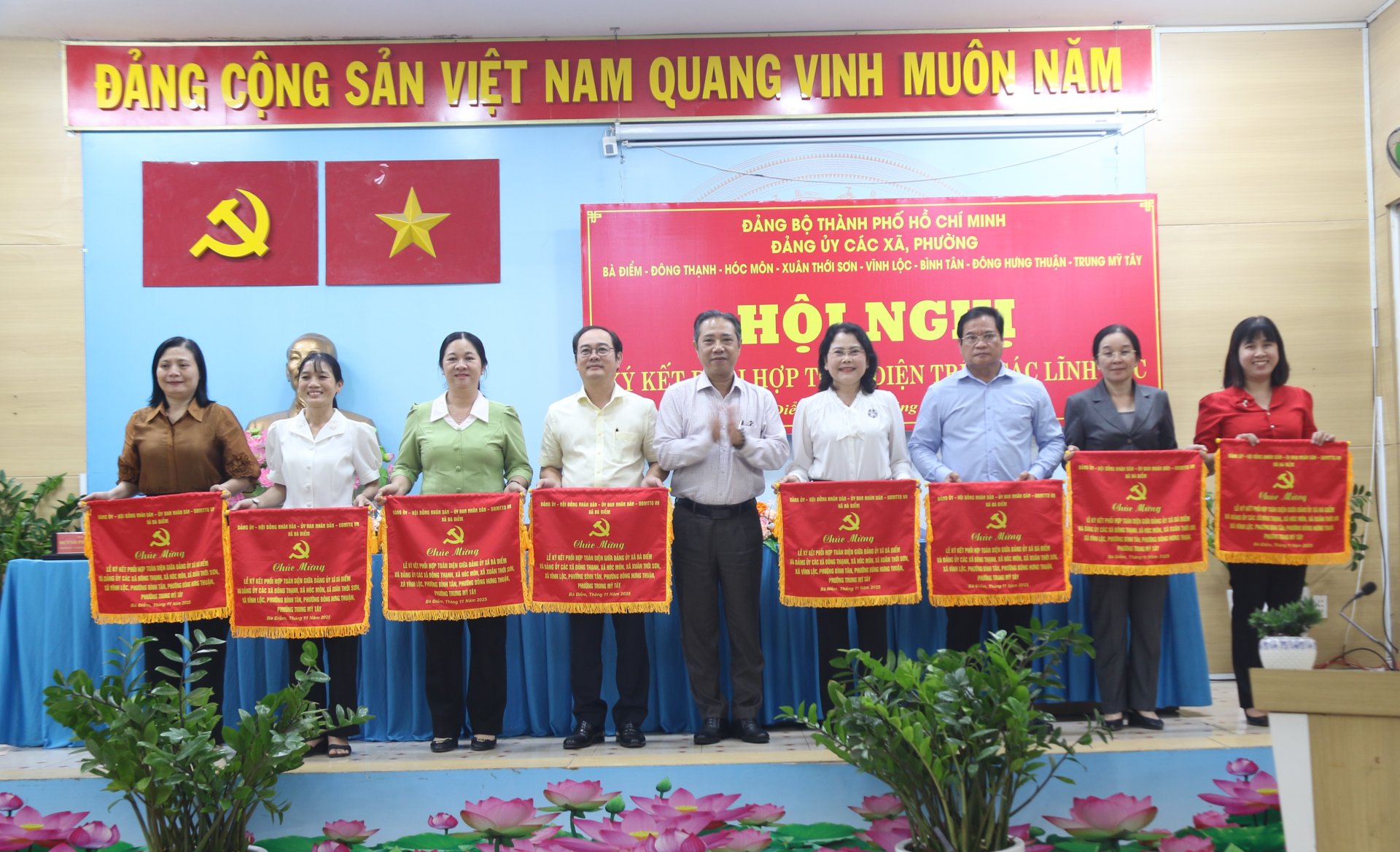 ĐẢNG ỦY 8 XÃ, PHƯỜNG KÝ KẾT PHỐI HỢP TOÀN DIỆN TRÊN CÁC LĨNH VỰC