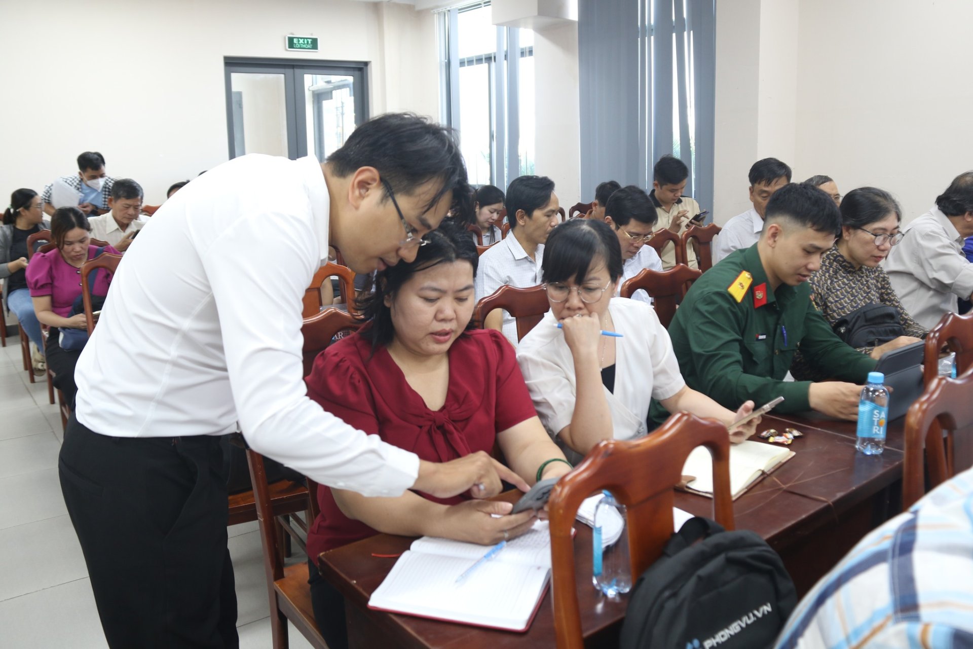 ĐẢNG ỦY XÃ BÀ ĐIỂM TỔ CHỨC TẬP HUẤN SỬ DỤNG ỨNG DỤNG "SỔ TAY ĐẢNG VIÊN ĐIỆN TỬ"