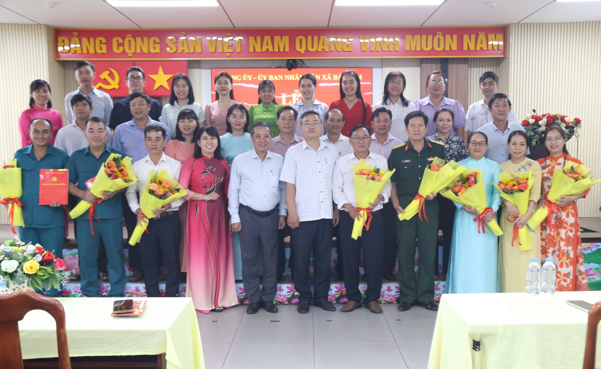 Đảng ủy - UBND xã Bà Điểm tổ chức Lễ công bố và trao Quyết định công tác cán bộ