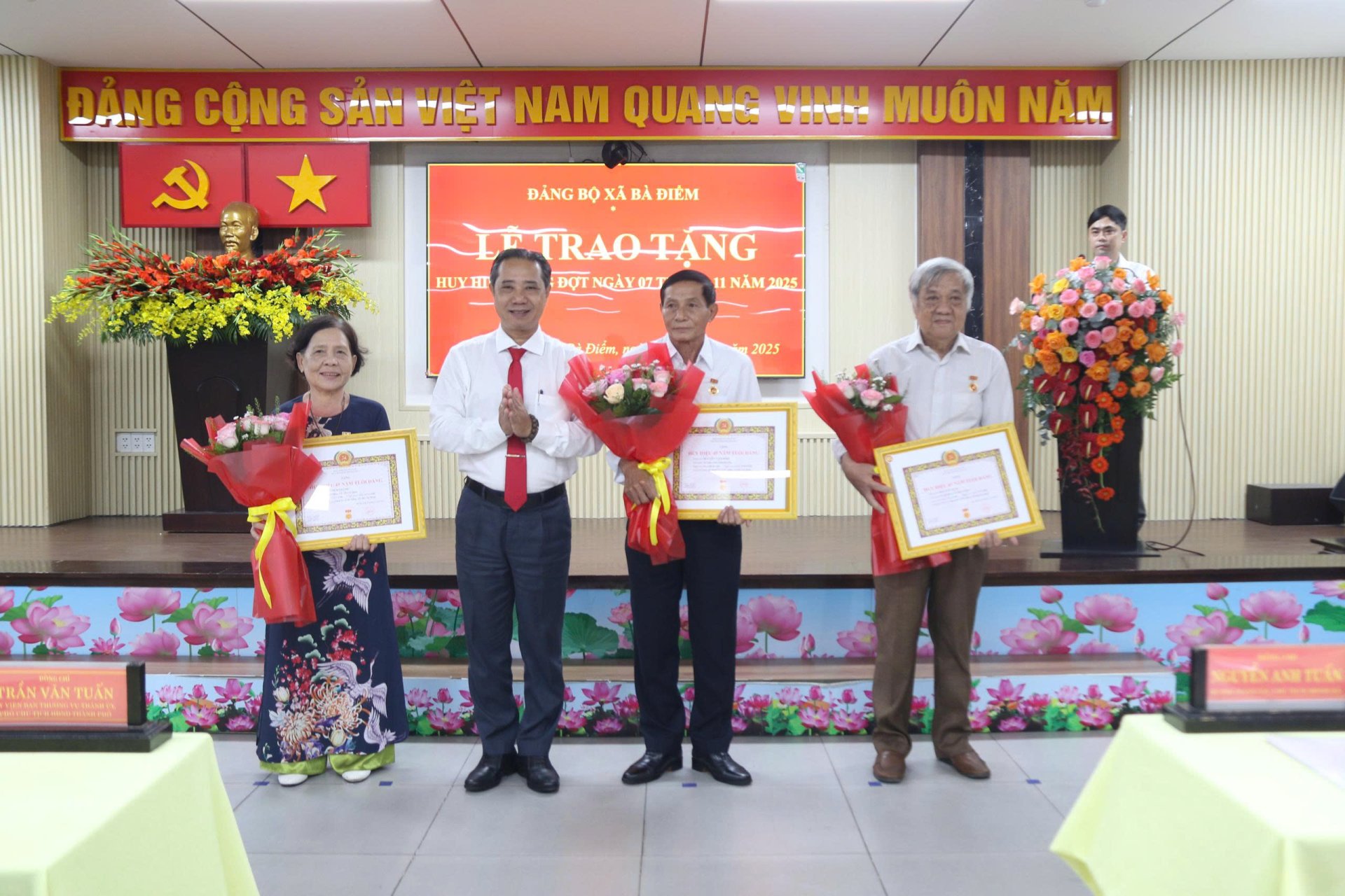 ĐẢNG BỘ XÃ BÀ ĐIỂM TỔ CHỨC LỄ TRAO TẶNG HUY HIỆU ĐẢNG ĐỢT 7/11/2025