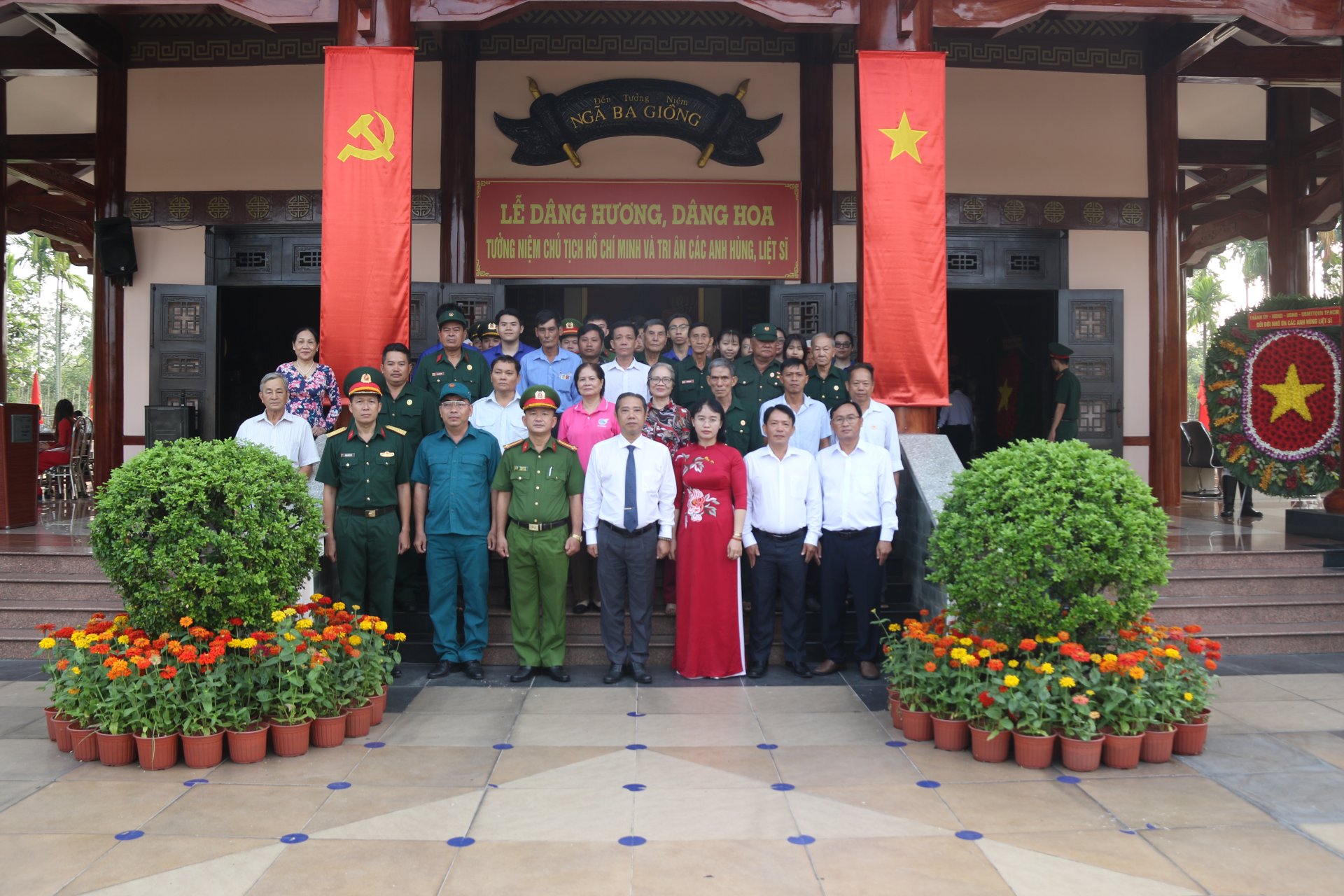 Xã Bà Điểm tổ chức các Đoàn đại biểu đến dâng hoa, dâng hương tưởng niệm các anh hùng liệt sĩ