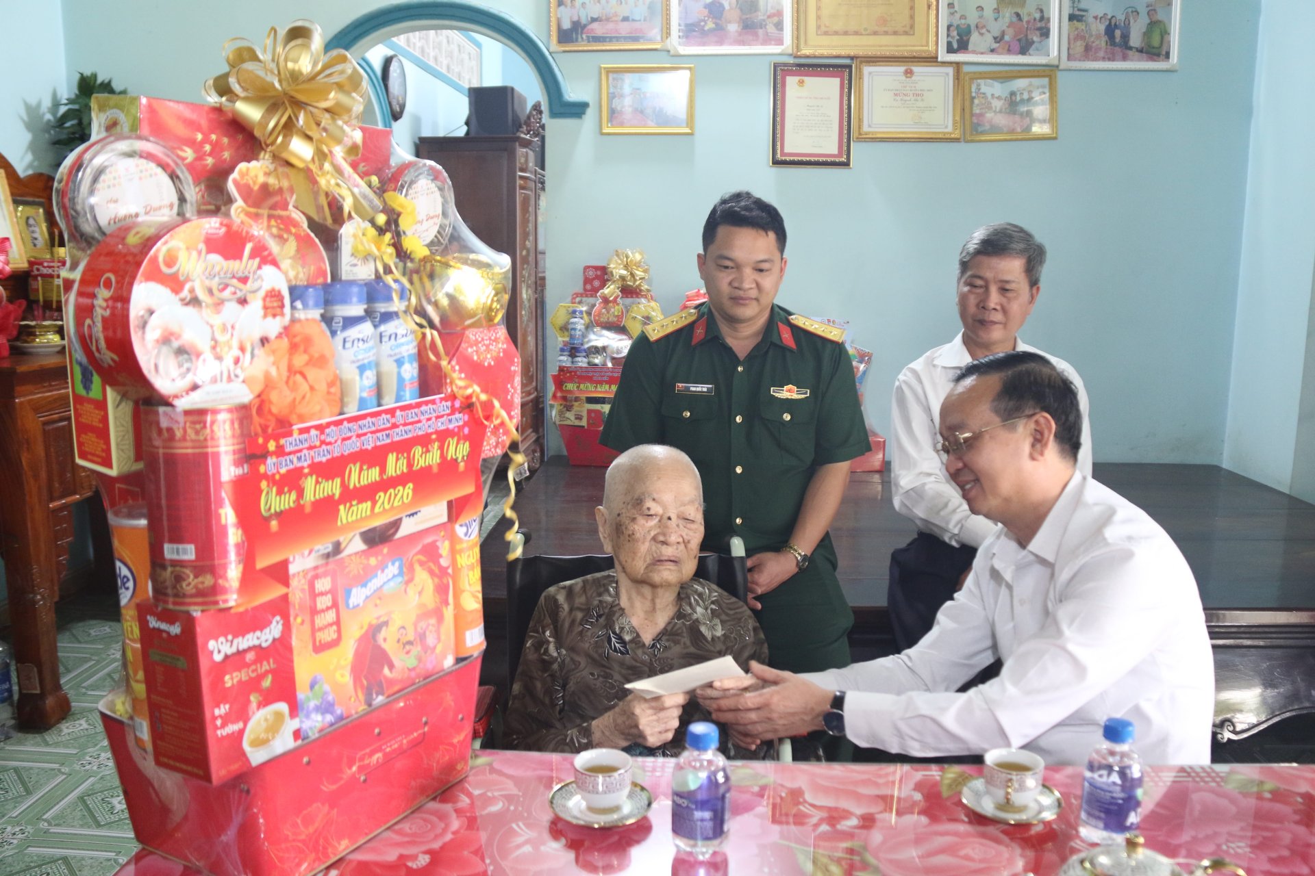 Đoàn đại biểu Thành ủy - HĐND - UBND - Ủy ban MTTQ Việt Nam TPHCM đến thăm, chúc Tết Bà mẹ Việt Nam anh hùng Huỳnh Thị Sè