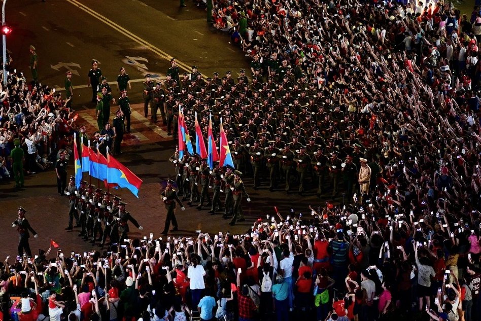 Các khối diễu binh, diễu hành tiến bước trong niềm tự hào và sự chào đớn nồng nhiệt của Nhân dân