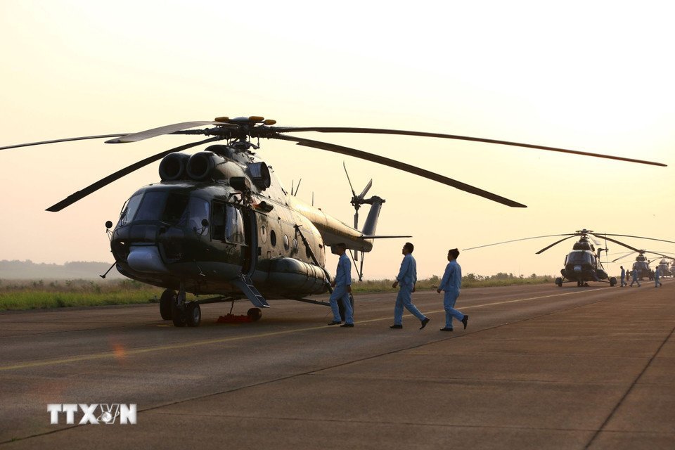 Phi đội trực thăng tập luyện kéo cờ chào mừng 50 năm thống nhất đất nước