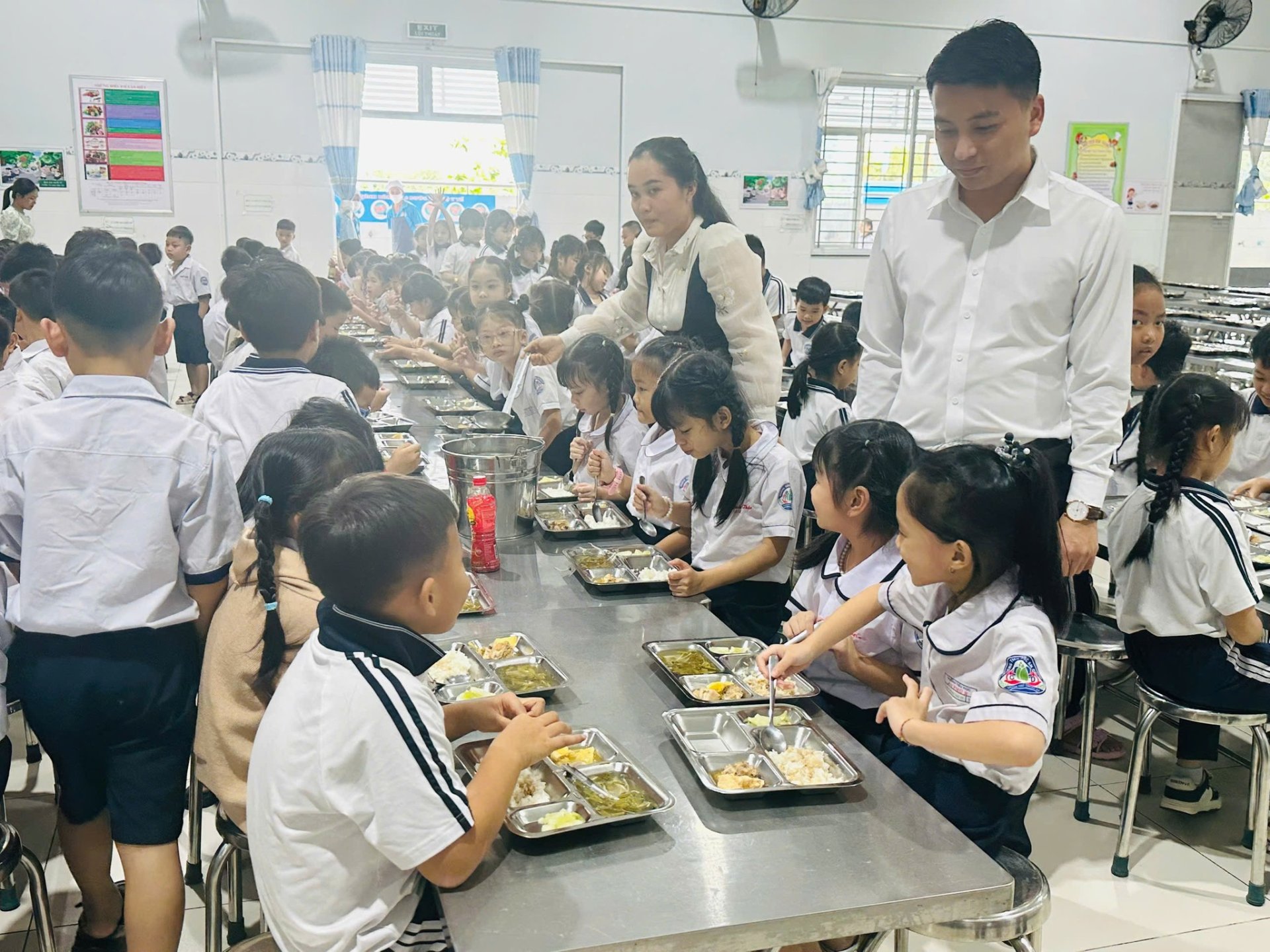 PHƯỜNG AN PHÚ TỔ CHỨC THĂM NẮM ĐỘT XUẤT CÁC TRƯỜNG HỌC VỀ CÔNG TÁC AN TOÀN THỰC PHẨM