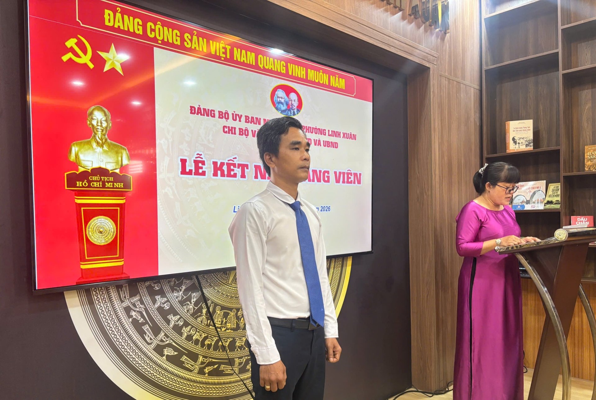 CHI BỘ VĂN PHÒNG HỘI ĐỒNG NHÂN DÂN VÀ ỦY BAN NHÂN DÂN PHƯỜNG LINH XUÂN TỔ CHỨC LỄ KẾT NẠP ĐẢNG VIÊN MỚI
