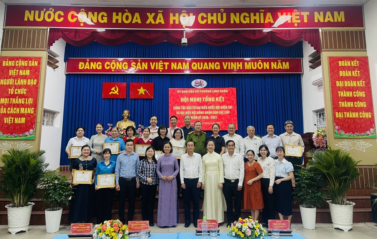 KHEN THƯỞNG 100 TẬP THỂ VÀ 189 CÁ NHÂN CÓ THÀNH TÍCH TIÊU BIỂU TRONG CÔNG TÁC TỔ CHỨC BẦU CỬ