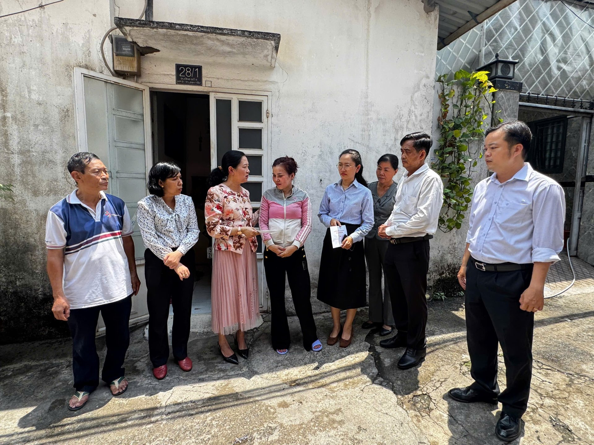THĂM HỎI, HỖ TRỢ BƯỚC ĐẦU CHO GIA ĐÌNH NẠN NHÂN TRONG VỤ HOẢ HOẠN XẢY RA TRÊN ĐỊA BÀN PHƯỜNG