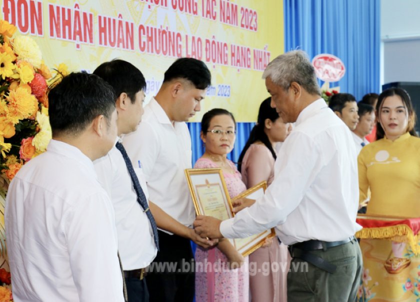 Cục Thống kê tỉnh Bình Dương đón nhận Huận chương Lao động hạng Nhất