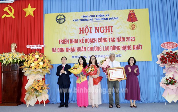 Cục Thống kê tỉnh Bình Dương đón nhận Huận chương Lao động hạng Nhất