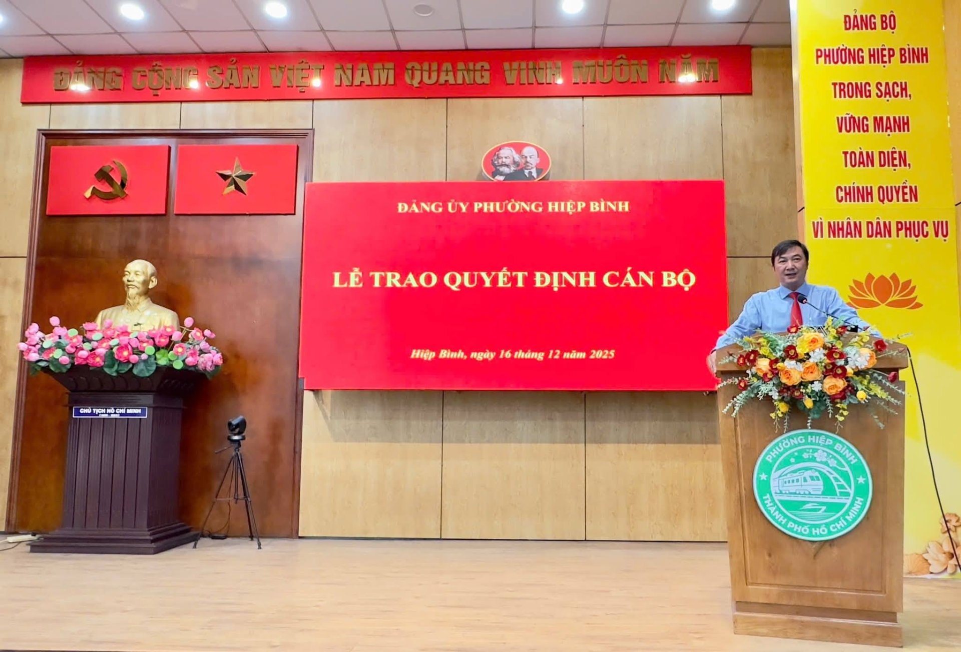 PHƯỜNG HIỆP BÌNH TỔ CHỨC LỄ CÔNG BỐ VÀ TRAO QUYẾT ĐỊNH LUÂN CHUYỂN, ĐIỀU ĐỘNG VÀ BỔ NHIỆM CÁN BỘ LÃNH ĐẠO QUẢN LÝ