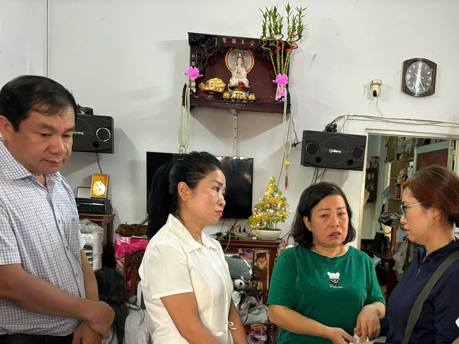 Thăm hỏi gia đình nạn nhân vụ cháy trên địa bàn phường