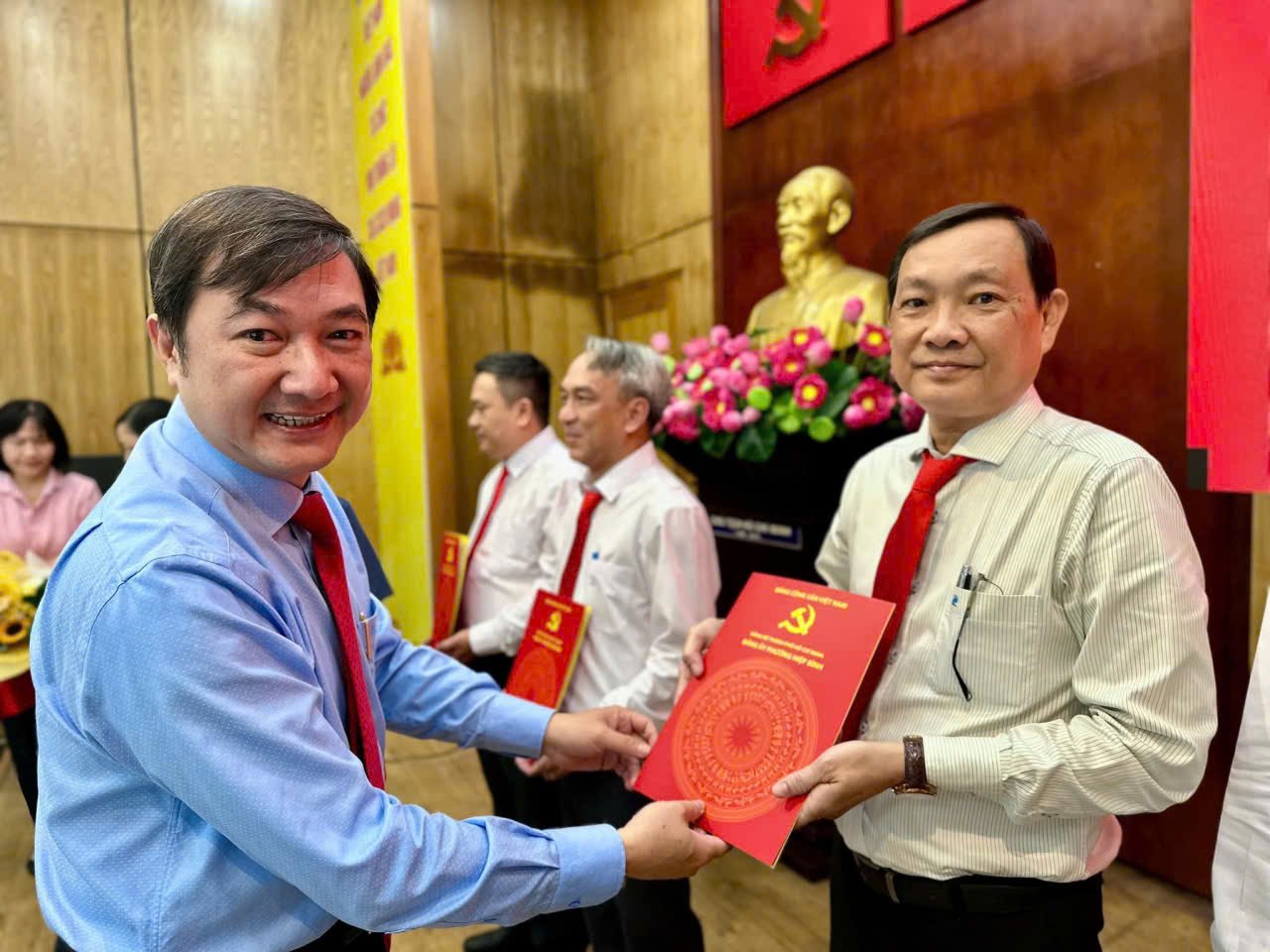 PHƯỜNG HIỆP BÌNH TỔ CHỨC LỄ CÔNG BỐ VÀ TRAO QUYẾT ĐỊNH LUÂN CHUYỂN, ĐIỀU ĐỘNG VÀ BỔ NHIỆM CÁN BỘ LÃNH ĐẠO QUẢN LÝ