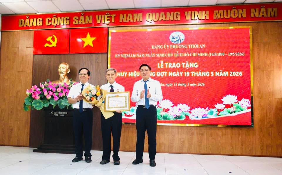 TRAO TẶNG HUY HIỆU ĐẢNG ĐỢT NGÀY 19 THÁNG 5 NĂM 2026 CHO ĐẢNG VIÊN CAO TUỔI ĐẢNG.