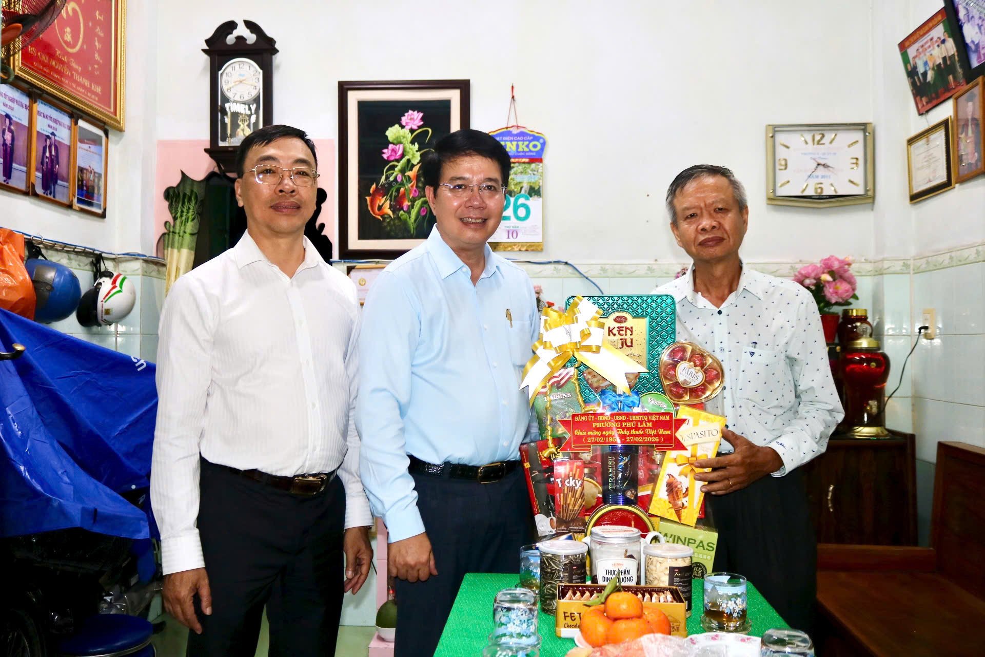 THĂM, CHÚC MỪNG VÀ TRI ÂN CÁC THẦY THUỐC TIÊU BIỂU NHÂN NGÀY 27/2