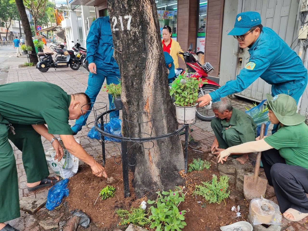 Tặng cây xanh tại buổi lễ