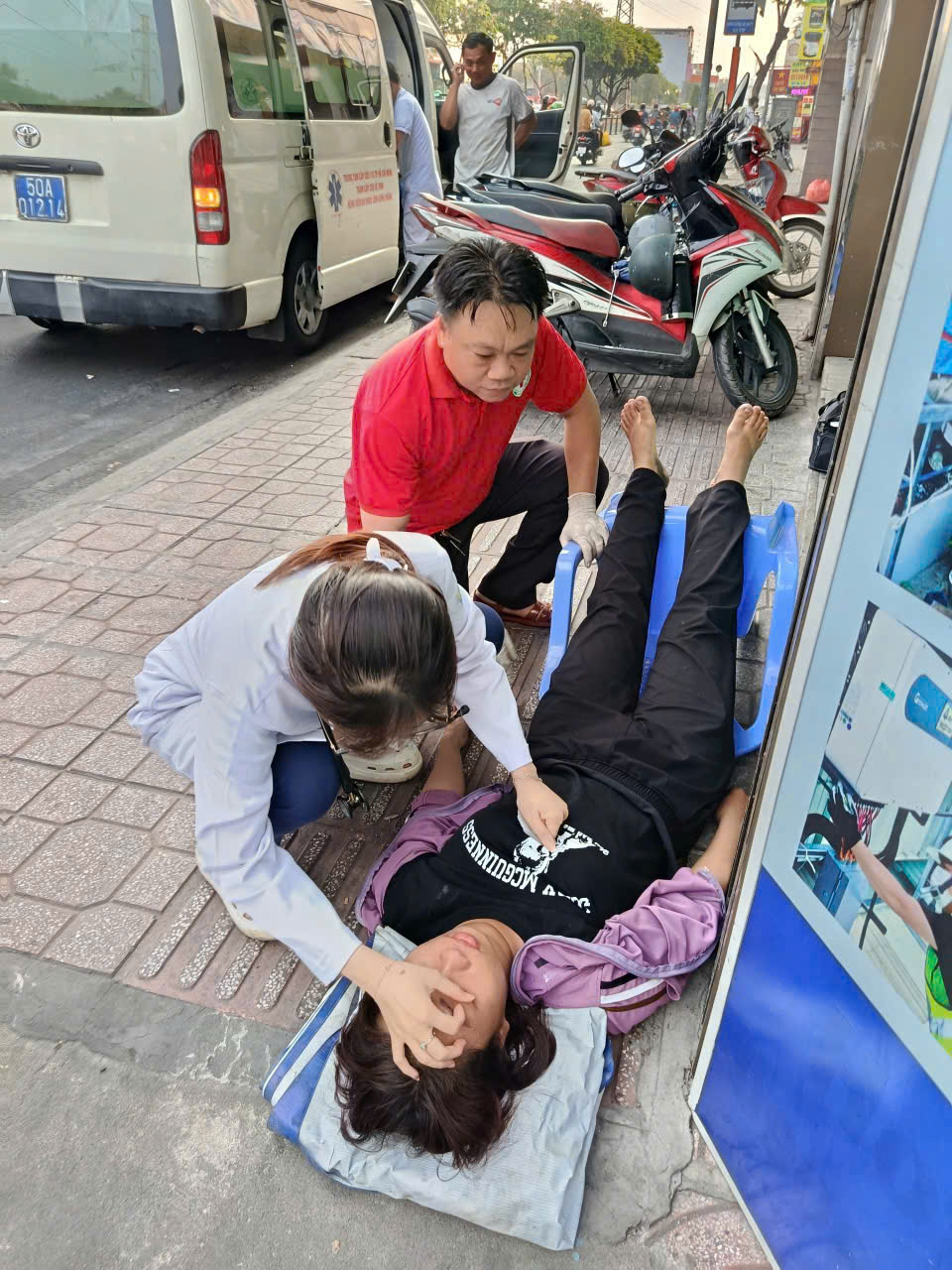 PHƯỜNG PHÚ LÂM: HỖ TRỢ, GIÚP ĐỠ NGƯỜI GẶP NẠN TRÊN ĐƯỜNG