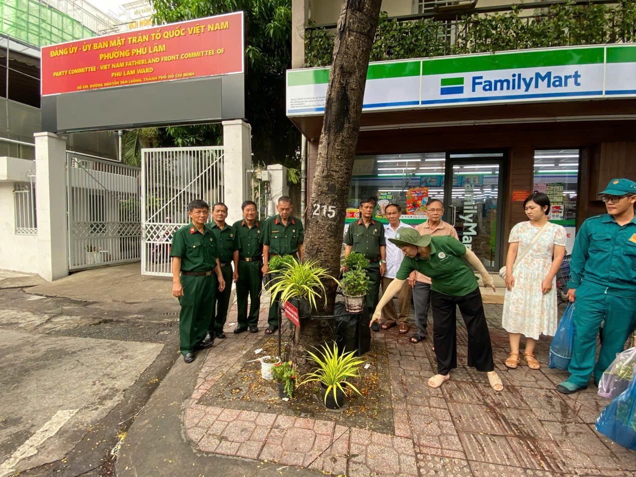 Cán bộ và hội viên tham gia trồng cây
