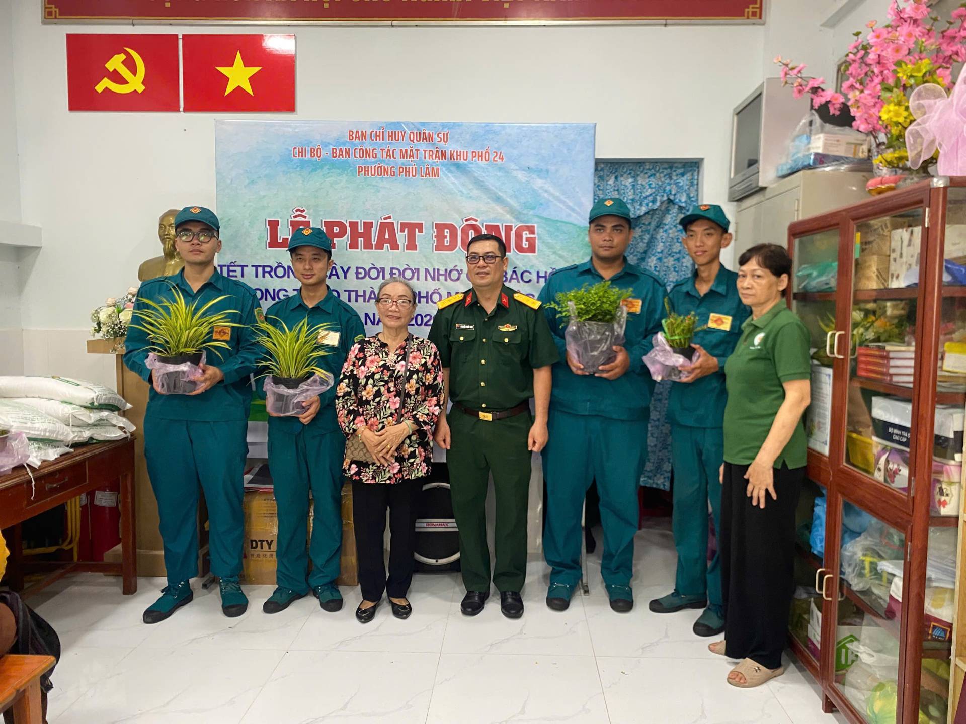 Người dân tham gia trồng cây