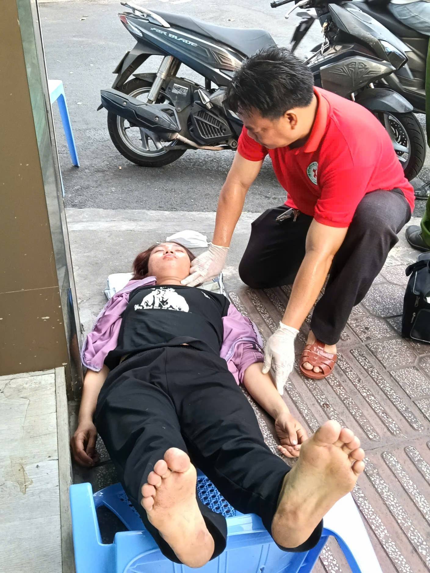 Lực lượng chức năng hỗ trợ nạn nh&acirc;n
