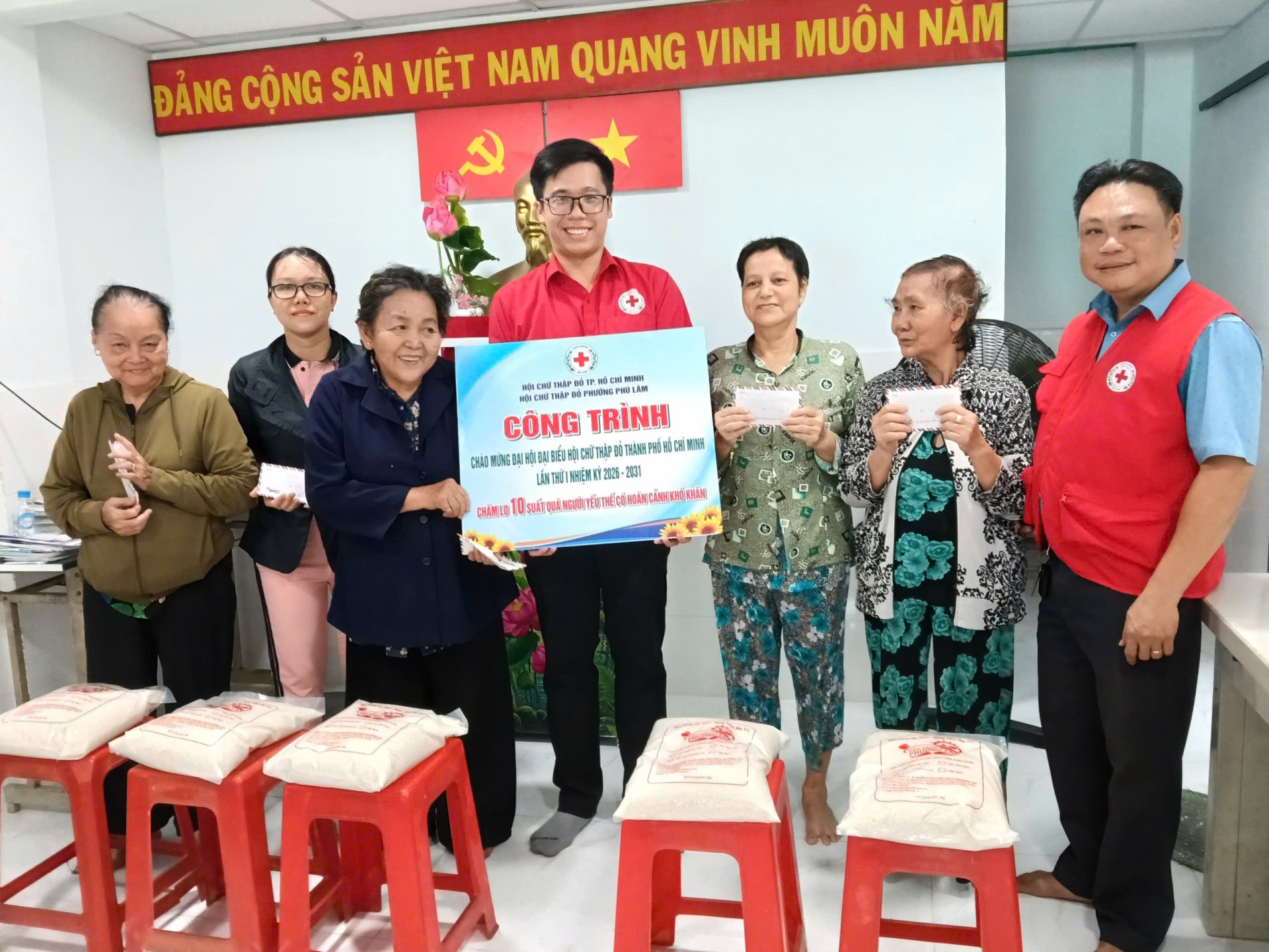 TRAO 10 SUẤT QUÀ CHO NGƯỜI YẾU THẾ CÓ HOÀN CẢNH KHÓ KHĂN