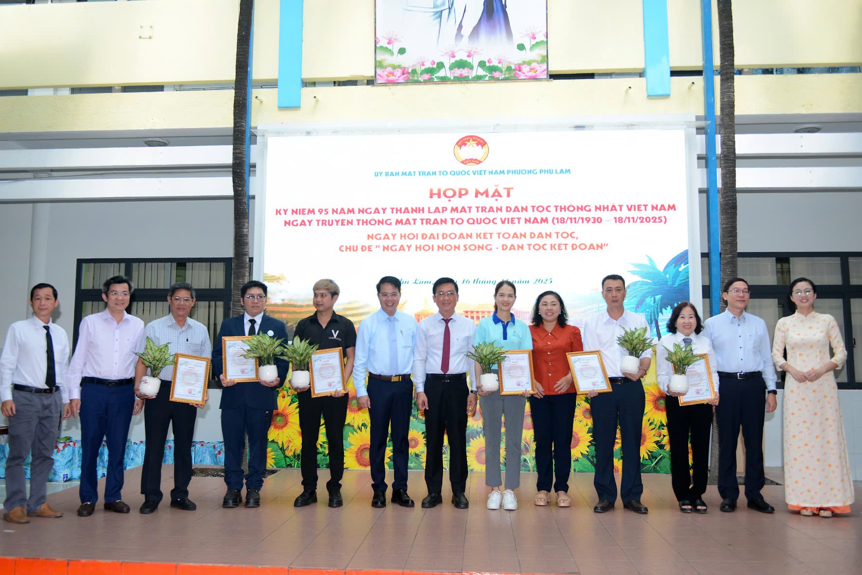HỌP MẶT KỶ NIỆM 95 NĂM NGÀY THÀNH LẬP MẶT TRẬN DÂN TỘC THỐNG NHẤT VIỆT NAM - NGÀY TRUYỀN THỐNG MẶT TRẬN TỔ QUỐC VIỆT NAM (18/11/1930 - 18/11/2025) GẮN VỚI NGÀY HỘI ĐẠI ĐOÀN KẾT TOÀN DÂN TỘC, CHỦ ĐỀ "NGÀY HỘI NON SÔNG - DÂN TỘC KẾT ĐOÀN"