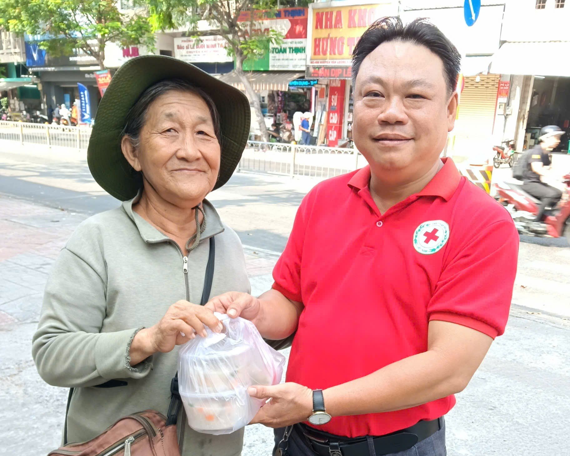 ẤM ÁP BÁT CHÁO NGHĨA TÌNH - LAN TỎA YÊU THƯƠNG TRONG CỘNG ĐỒNG