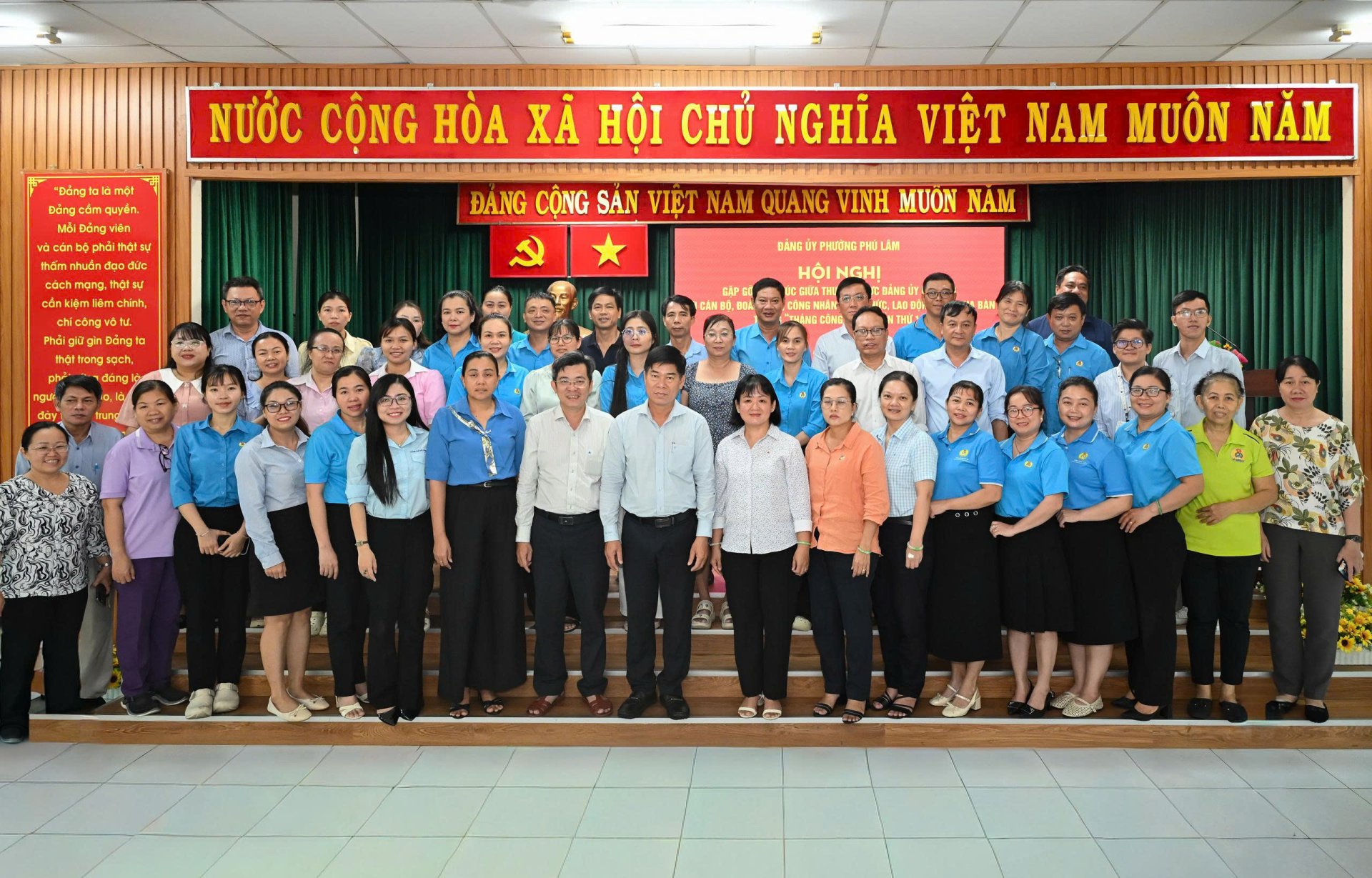 HỘI NGHỊ GẶP GỠ, TIẾP XÚC GIỮA THƯỜNG TRỰC ĐẢNG ỦY PHƯỜNG VỚI CÁN BỘ, ĐOÀN VIÊN, CÔNG NHÂN, VIÊN CHỨC, LAO ĐỘNG TRÊN ĐỊA BÀN TRONG "THÁNG CÔNG NHÂN" LẦN THỨ 18