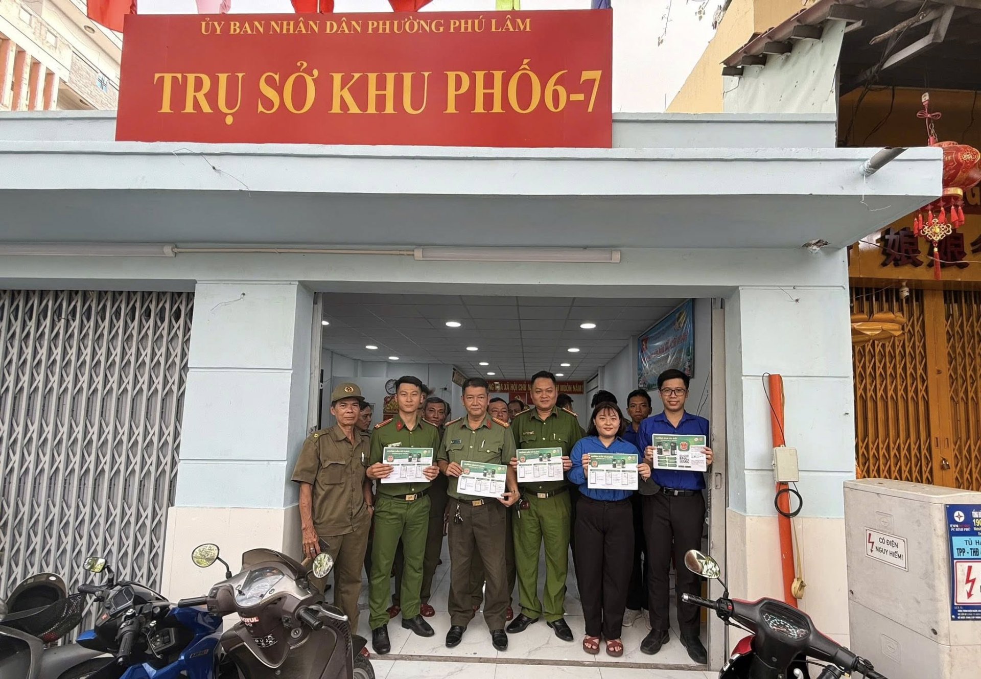 ĐOÀN PHƯỜNG PHÚ LÂM PHỐI HỢP CÔNG AN PHƯỜNG PHÚ LÂM - CÔNG AN THÀNH PHỐ HỒ CHÍ MINH TRIỂN KHAI MÔ HÌNH "TỔ CÔNG TÁC 3 TRONG 1: LẮNG NGHE - TUYÊN TRUYỀN - HỖ TRỢ NGƯỜI DÂN"