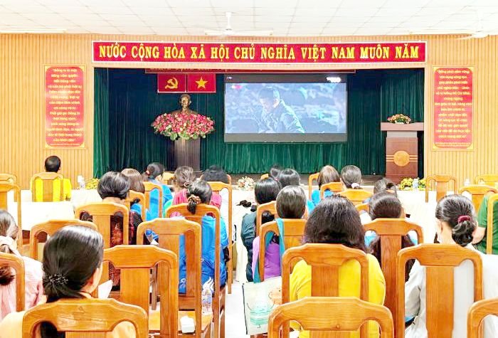 Phường Phú Lâm: Tổ chức cho cán bộ, đảng viên hệ thống MTTQ và các tổ chức chính trị - xã hội xem phim "Mưa Đỏ"