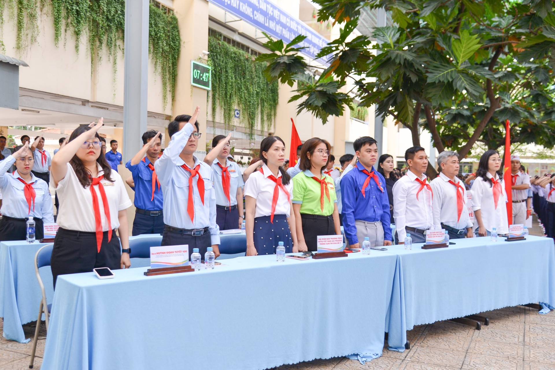 C&oacute; thể l&agrave; h&igrave;nh ảnh về một hoặc nhiều người v&agrave; văn bản