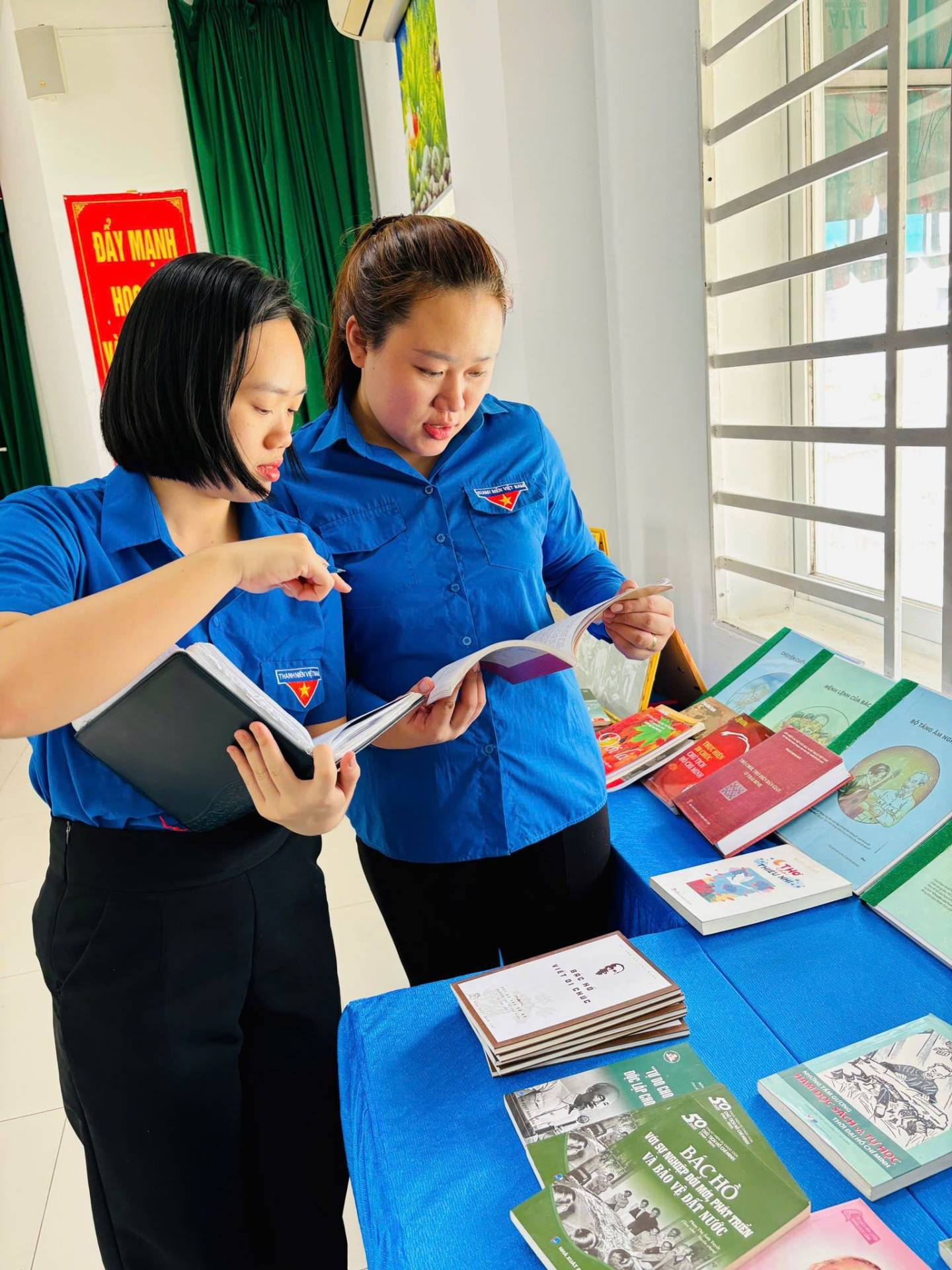 C&oacute; thể l&agrave; h&igrave;nh ảnh về một hoặc nhiều người, mọi người đang học v&agrave; văn bản