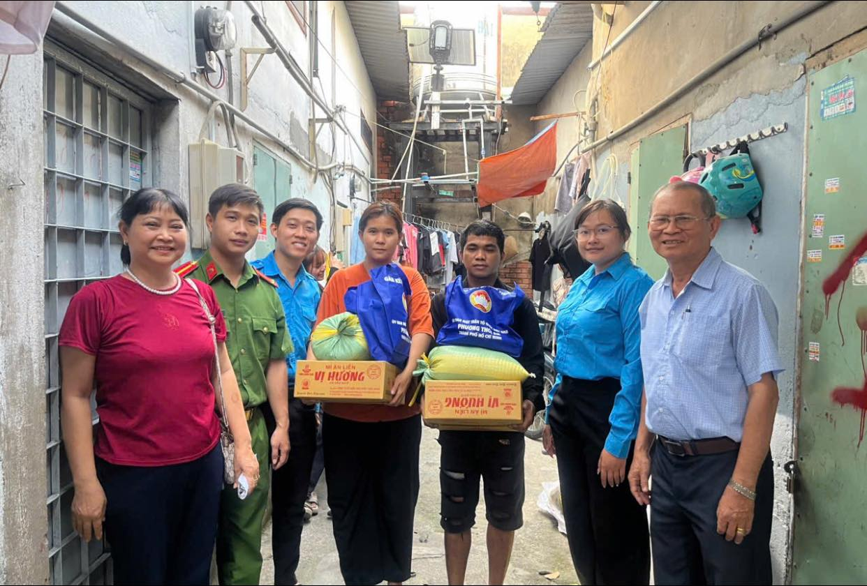 C&oacute; thể l&agrave; h&igrave;nh ảnh về một hoặc nhiều người v&agrave; văn bản