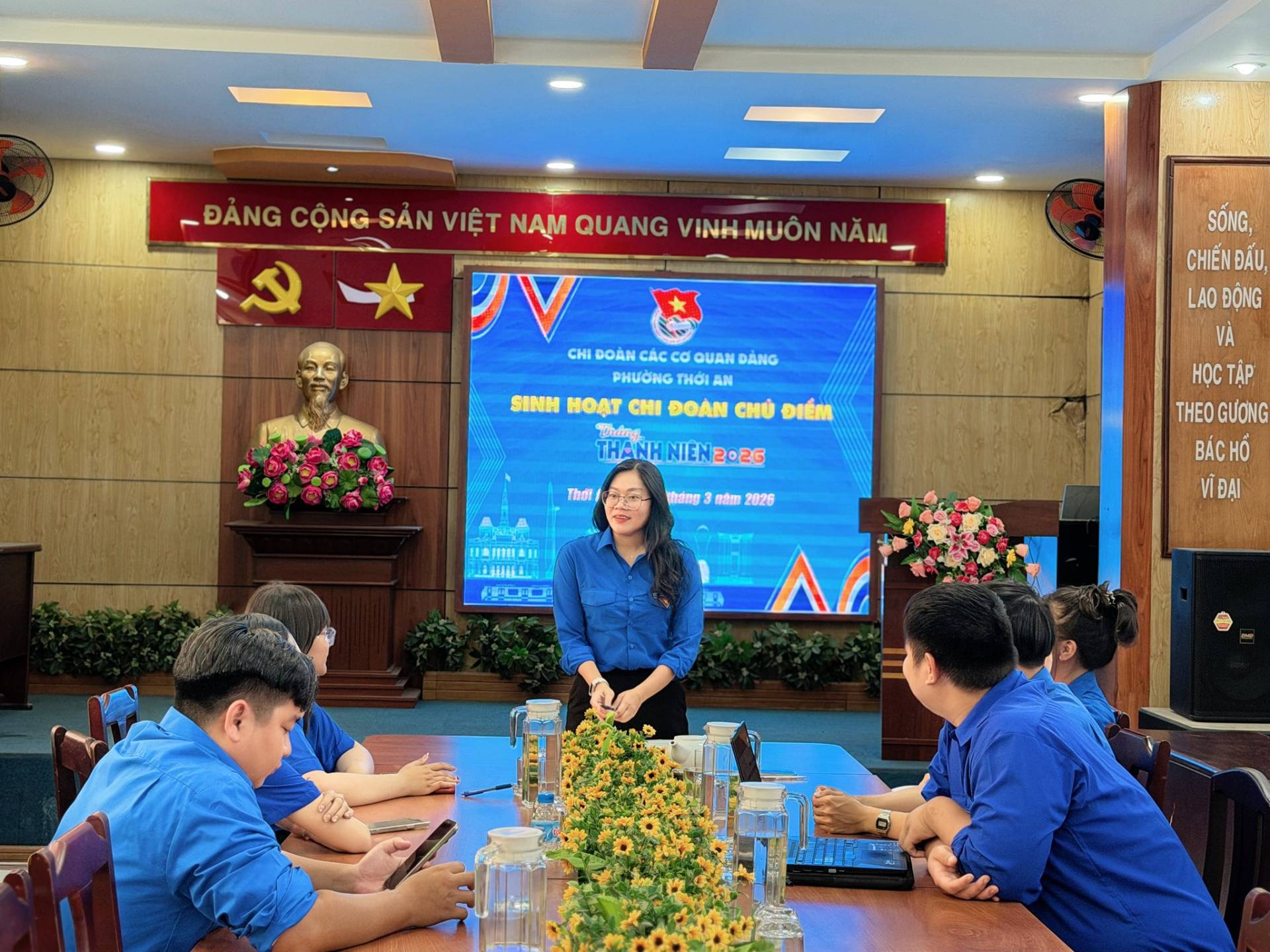 C&oacute; thể l&agrave; h&igrave;nh ảnh về một hoặc nhiều người, mọi người đang học, ph&ograve;ng tin tức v&agrave; văn bản