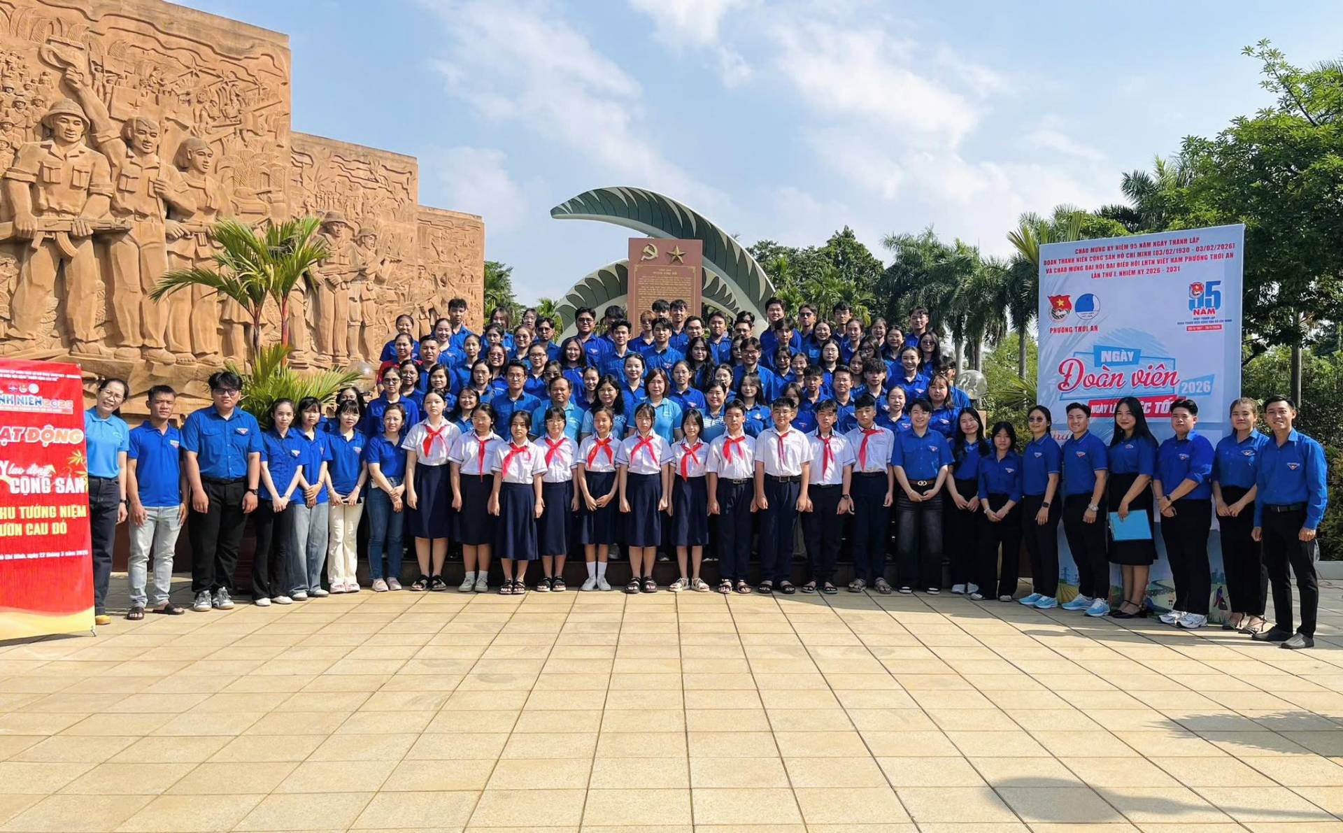 C&oacute; thể l&agrave; h&igrave;nh ảnh về một hoặc nhiều người, đ&agrave;i kỷ niệm v&agrave; văn bản