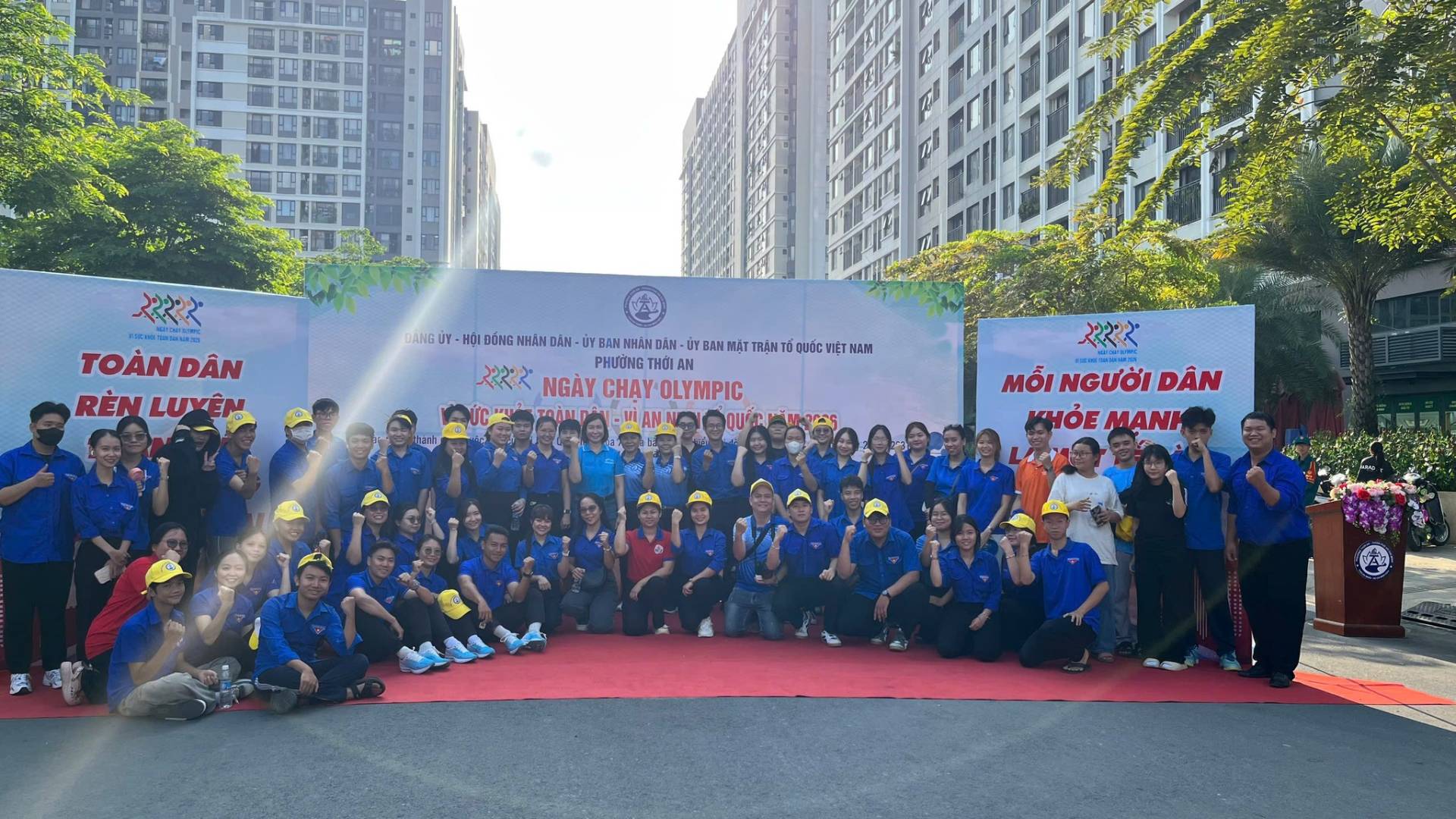 C&oacute; thể l&agrave; h&igrave;nh ảnh về một hoặc nhiều người v&agrave; văn bản