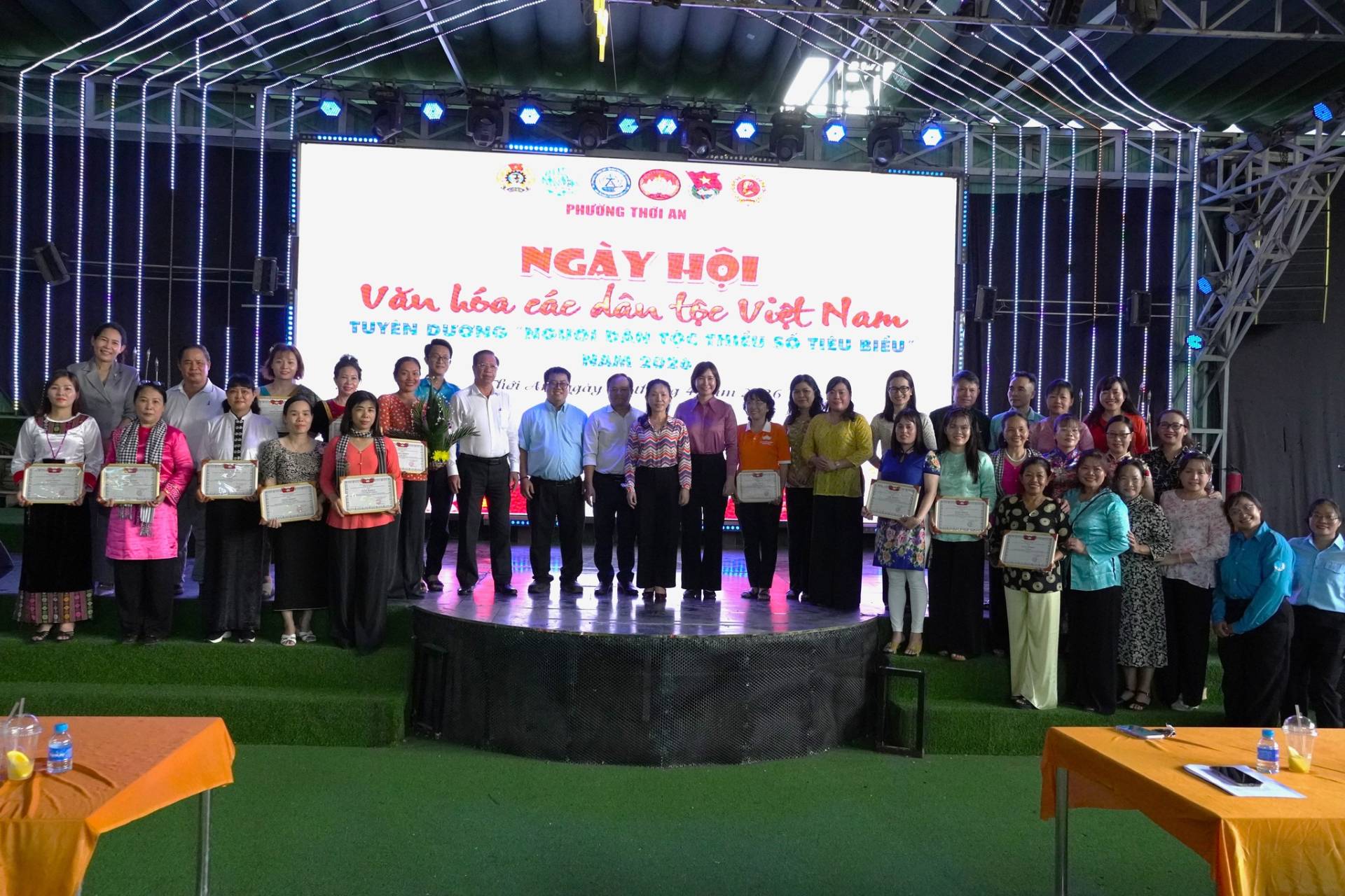 C&oacute; thể l&agrave; h&igrave;nh ảnh về đ&aacute;m đ&ocirc;ng, c&aacute;i bục v&agrave; văn bản