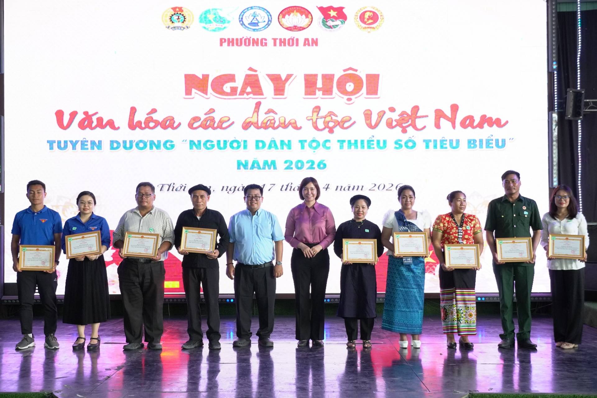 C&oacute; thể l&agrave; h&igrave;nh ảnh về &lrm;văn bản cho biết '&lrm;イコーい ن PHƯƠNG tO PHƯỠNGTHỚIAN AN NG&Agrave;Y HỘI o&&eta; &Sigma;m h&oacute;a c&aacute;c d&acirc;u tộe việt Nam TUY&Ecirc;N DƯƠNG NGƯỜI DAN TỘC THIỂU SỐ TI&Ecirc;U BIỀU NAM 2026 THơi ng&agrave; tha 4 năm 202 ነ&lrm;'&lrm;