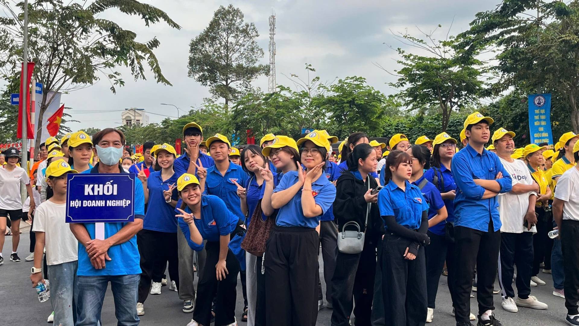 C&oacute; thể l&agrave; h&igrave;nh ảnh về đ&aacute;m đ&ocirc;ng v&agrave; văn bản