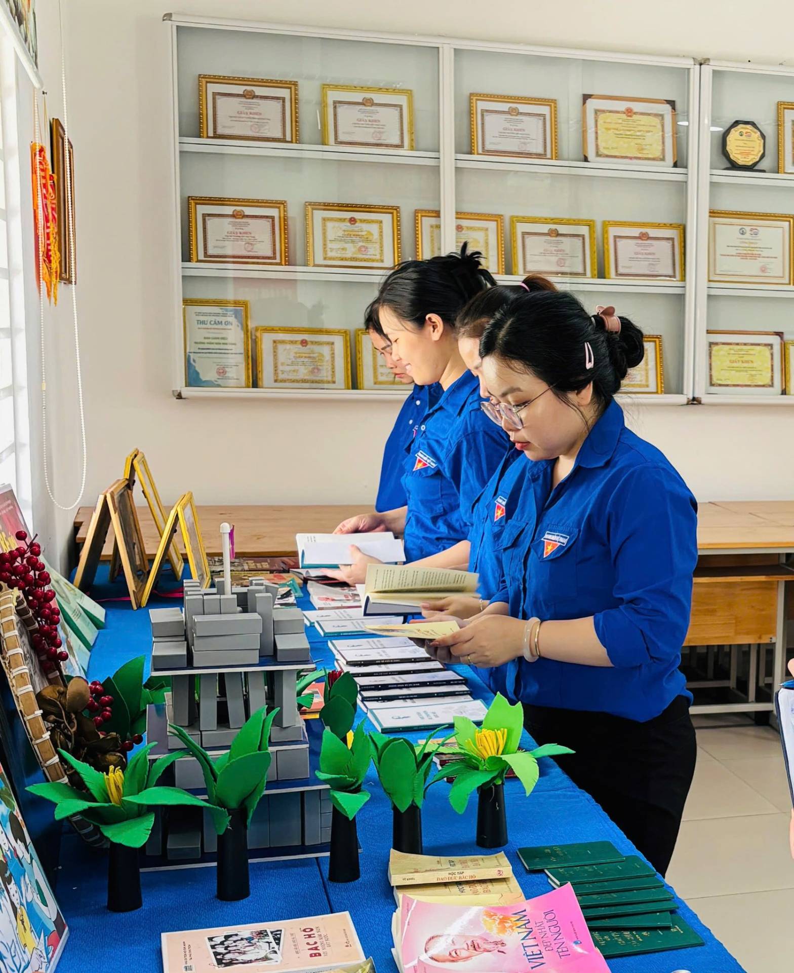 C&oacute; thể l&agrave; h&igrave;nh ảnh về học tập, đồ chơi trẻ em v&agrave; văn bản