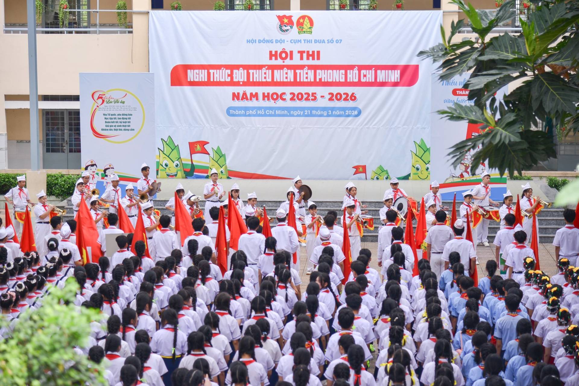 C&oacute; thể l&agrave; h&igrave;nh ảnh về một hoặc nhiều người v&agrave; văn bản