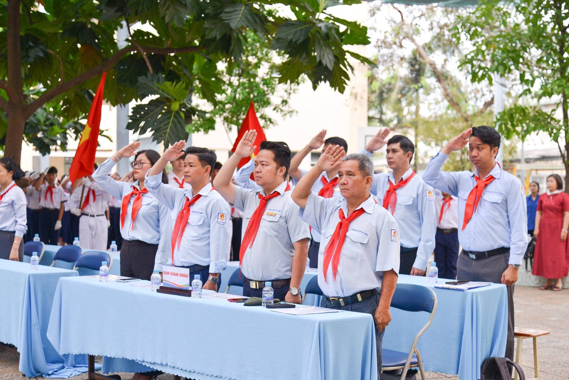 C&oacute; thể l&agrave; h&igrave;nh ảnh về một hoặc nhiều người v&agrave; văn bản