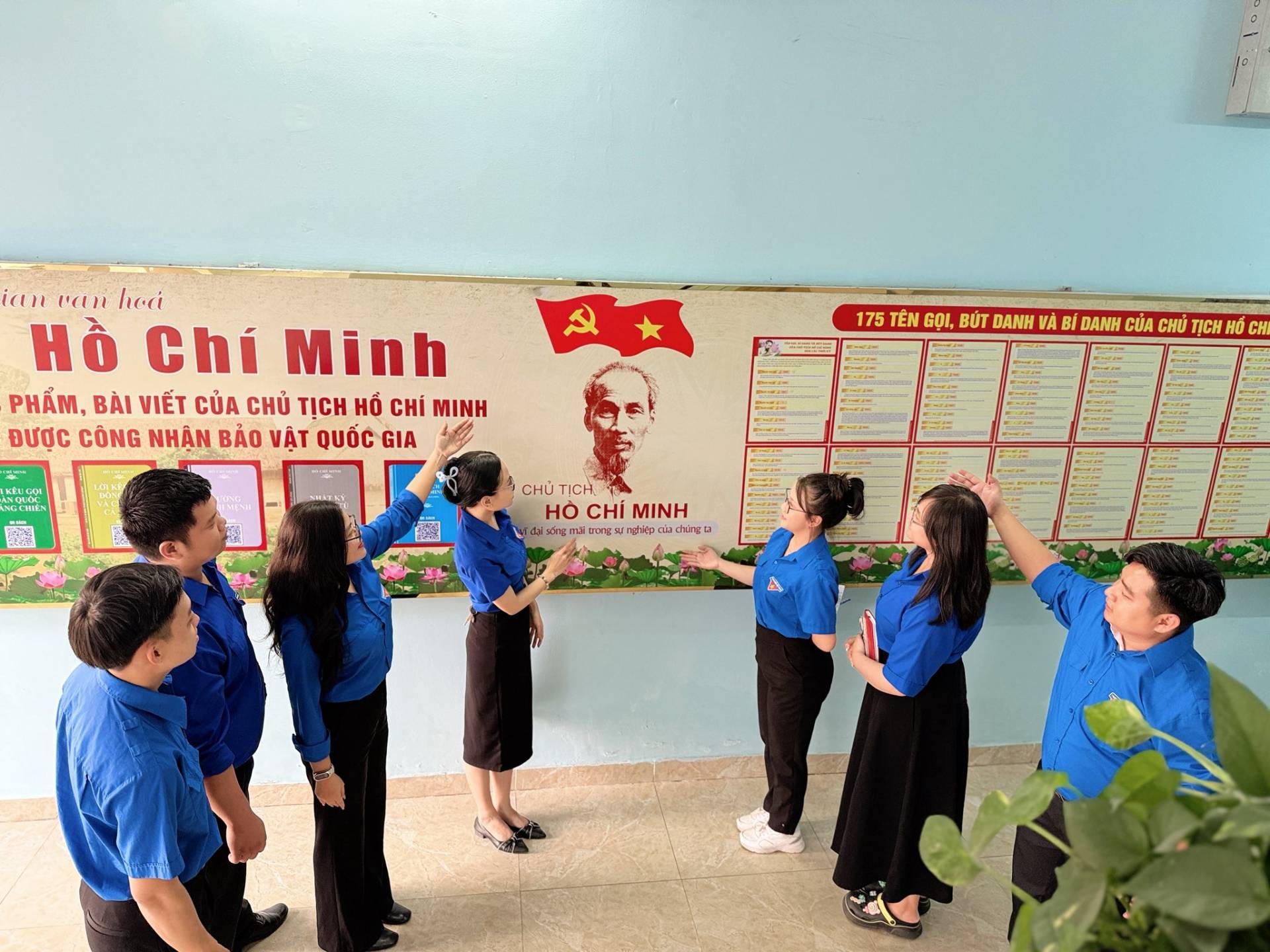 C&oacute; thể l&agrave; h&igrave;nh ảnh về một hoặc nhiều người, mọi người đang học, đồ chơi trẻ em v&agrave; văn bản