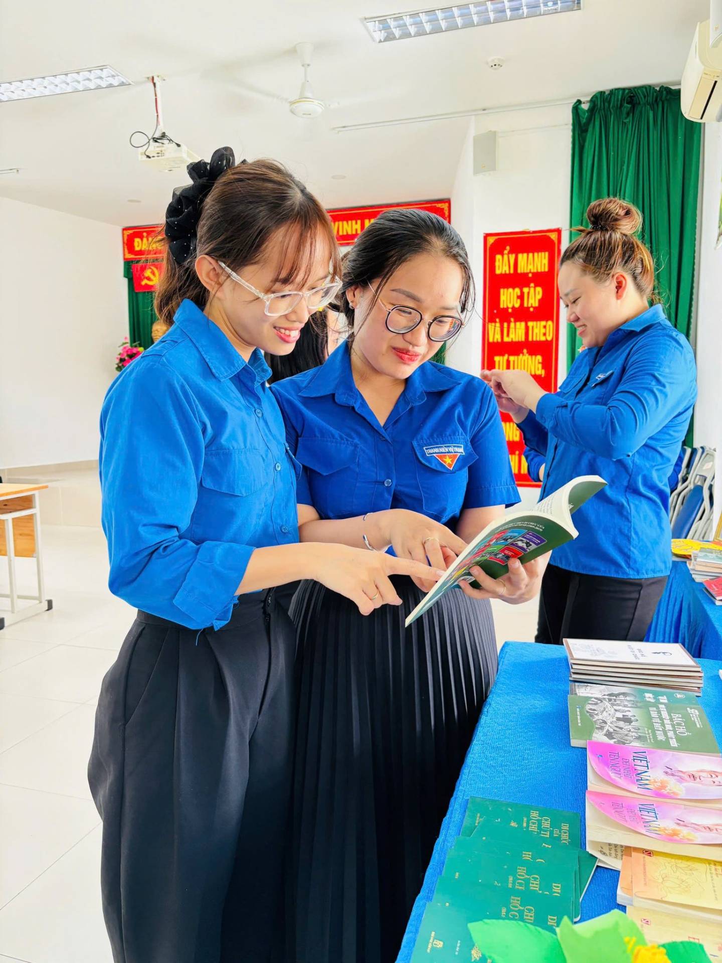 C&oacute; thể l&agrave; h&igrave;nh ảnh về một hoặc nhiều người, mọi người đang học v&agrave; văn bản