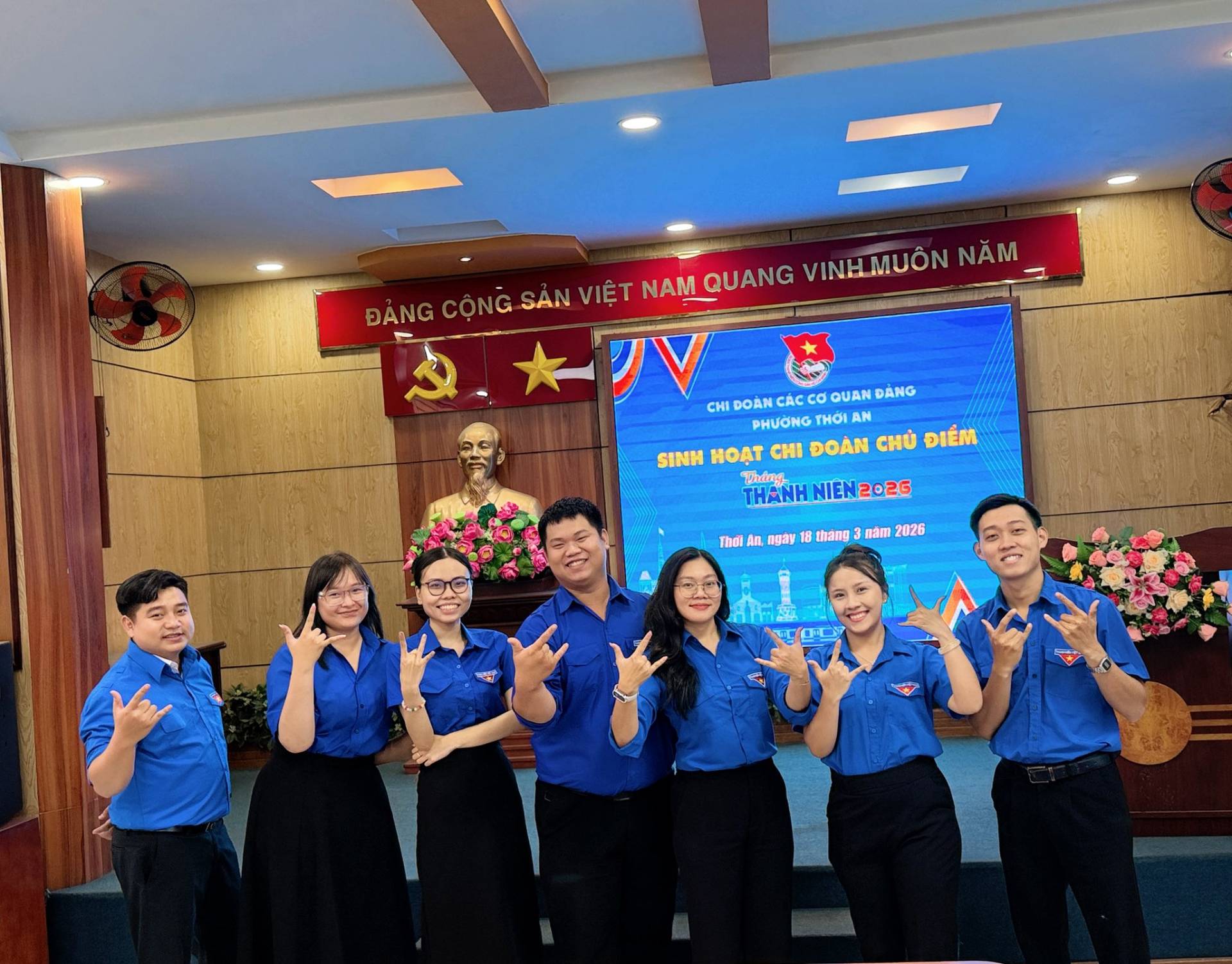 C&oacute; thể l&agrave; h&igrave;nh ảnh về một hoặc nhiều người v&agrave; văn bản cho biết 'VIỆTNAMQUANG Đ&Aacute;NG CỘNG SAN VIỆT NAM QUANG VINHMU&Ocirc;N MU&Ocirc;N NĂM JV CHI DOAN CAC cƠ QUAN D&Aacute;NG PHƯƠNG THỜI AN CHύ ĐIỀM SINH HOAT CMI ទីនាល់កាន្ល THENH NIEN 2026 THANHNIEN2026 20 26 Thải noaT thang នា៣ 2026 月〇〇'